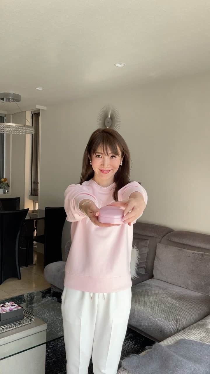 のインスタグラム：「Happy Valentine･:*+. チョコレート。 あげるふりして自分で食べちゃう♡ ・ 娘がカメラをむけてくれたのでやってみました^ ^」
