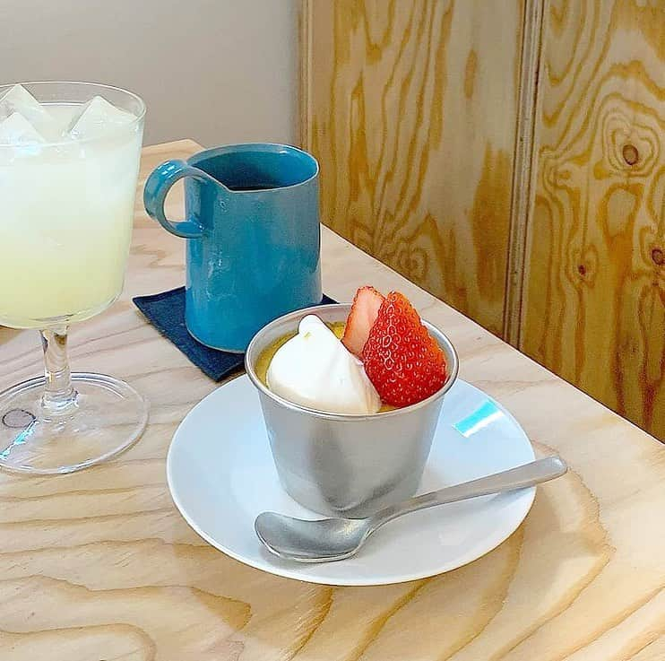 Beaustagrammerのインスタグラム：「［#cafemiru_東京］［#cafemiru_渋谷］﻿ ——————————————————————﻿ 大きな窓と植物がある小さな喫茶店🎈「Flumina」﻿ ﻿ カップに入ったフォルムが可愛らしいプリンは、スペシャルティーコーヒーとの相性抜群です😉💕おひとりさまでも過ごしやすい空間ですよっ🐰♬﻿ ﻿ ☑カスタードプリン🍮﻿ ※販売状況は事前にお店へご確認ください。﻿ ﻿ 📍Flumina﻿ ⚪︎住所 / 東京都渋谷区渋谷2-8-10 ビルグーテ青山3F﻿ ⚪︎営業時間 / 【火〜土】12:00〜18:00﻿ ※現在は営業時間が異なる場合がございますので、事前にご確認ください。﻿ ⚪︎定休日 / 日・月・祝﻿ ⚪︎アクセス / 渋谷駅より徒歩6分、表参道駅より徒歩7分﻿ ﻿ 【#cafemiru_Tokyo】【#cafemiru_Shibuya】﻿ 📍Flumina﻿ ◎Open Hours / 【TUE-SAT】12:00〜18:00﻿ ◎closest station / 「Shibuya」「Omotesando」﻿ ﻿ ☕️ @flumina_kissa﻿ 📷 @chocolatepower﻿ ———————————————————﻿ Cafemiruでは「#インスタ探検隊」or「#cafemiru」をタグ付けしているカフェ写真から、運営スタッフが厳選してご紹介しています👀🔍」