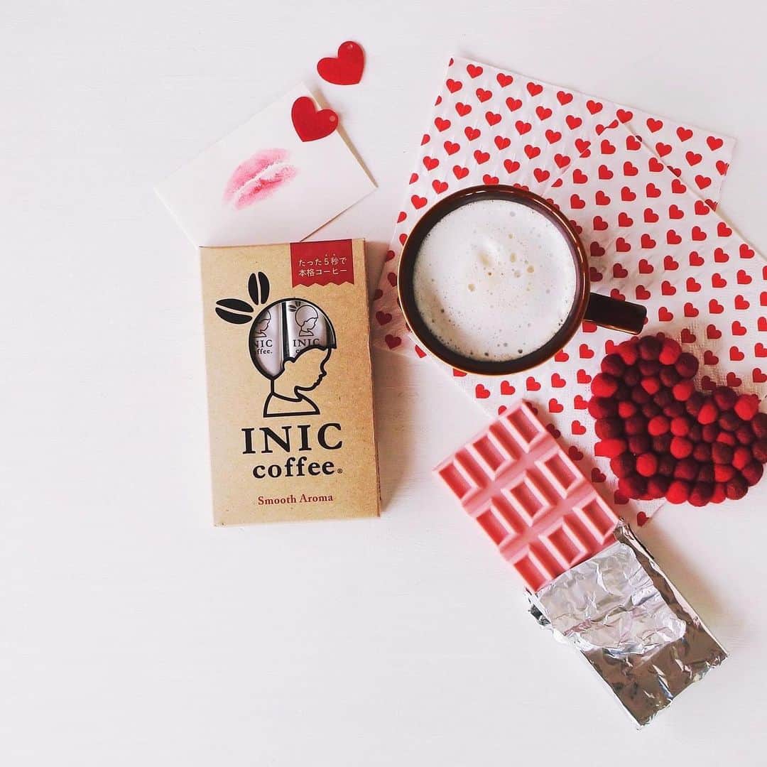 INIC coffeeさんのインスタグラム写真 - (INIC coffeeInstagram)「Happy Valentine's day！ いつものチョコをほおばりながら、ふわふわに泡立てたミルクとINICでおいしいカプチーノをふたりで飲む。今年のバレンタイン、そんなおうち時間はいかがでしょう♩おいしいコーヒータイムで幸せな時間をお過ごしくださいね＾＾  #iniccoffee #イニックコーヒー #バレンタイン #valentineday #コーヒーブレイク #コーヒーのある暮らし #チョコレート #チョコギフト #コーヒーギフト #coffeegift #おうちカフェ #家カフェ #食後のデザート #今日のおやつ #おやつの時間 #🍫 #☕️」2月14日 17時47分 - iniccoffee