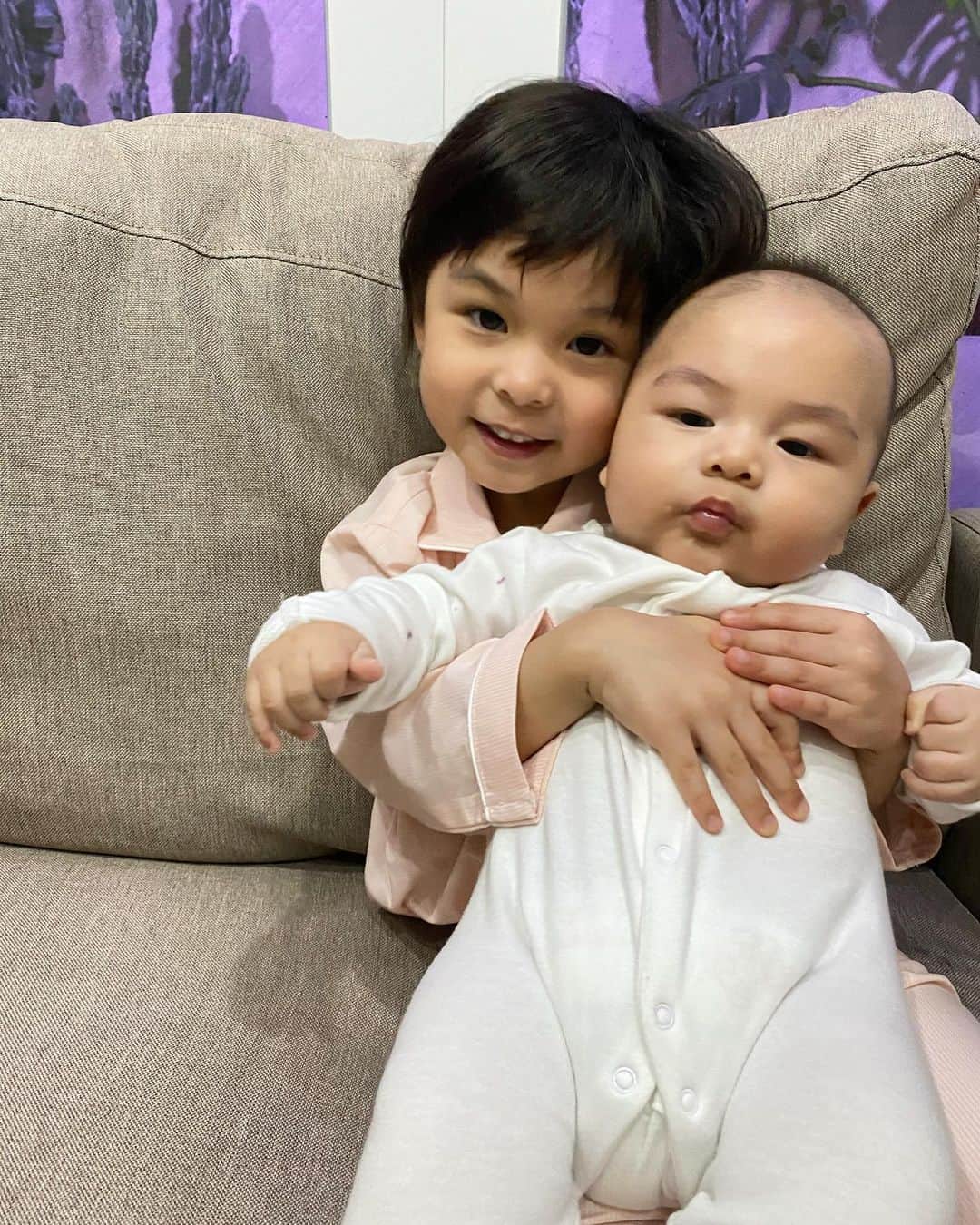 チェルシー・オリビアのインスタグラム：「Hadiah valentine terbaik yg pernah saya kasi ke Glenn dan yg Glenn kasi ke saya adalah 2 malaikat kecil ini... I love you sayang @glennalinskie ♥️」