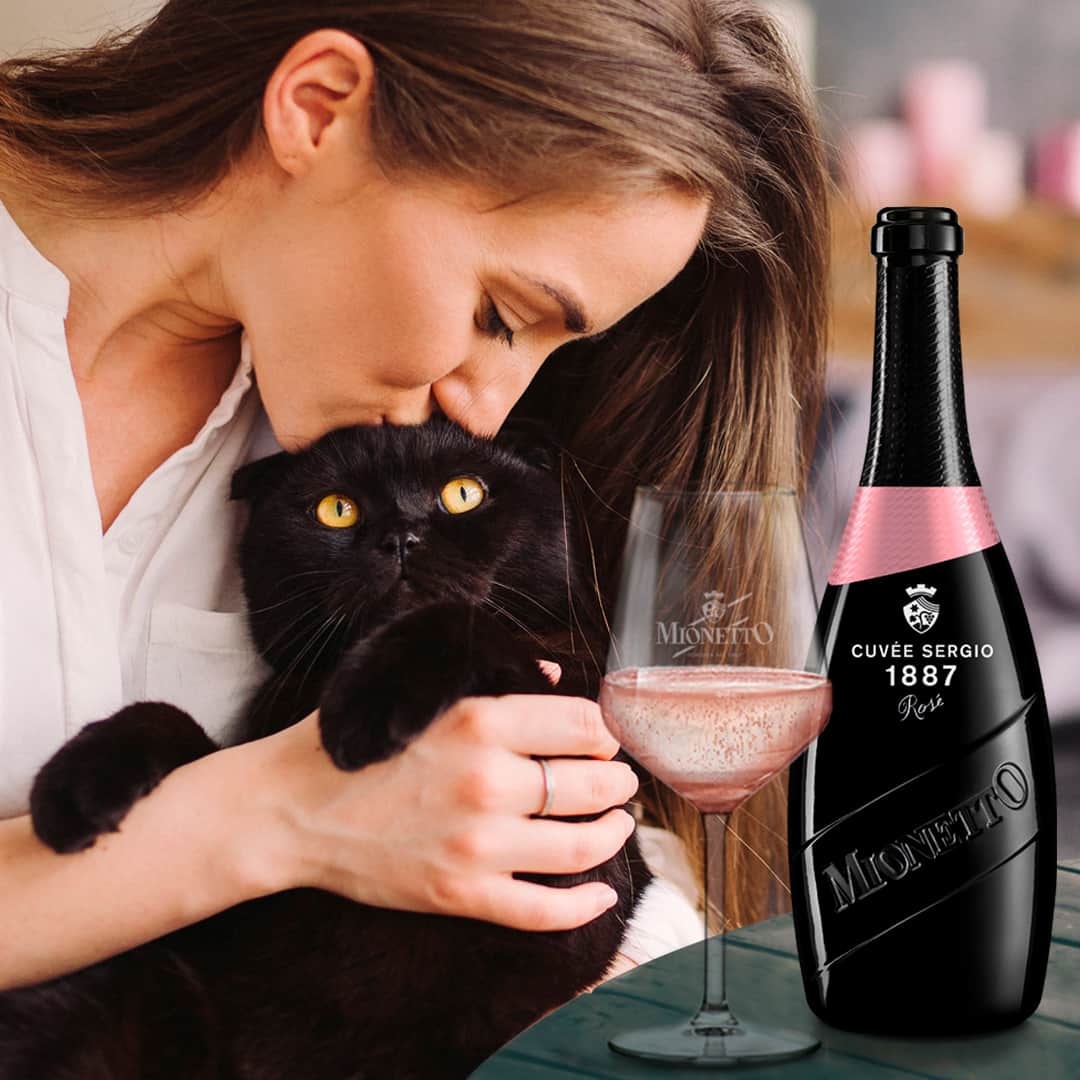 Mionetto Proseccoのインスタグラム：「Oggi è tutto amore e bollicine! 🥂⁣ Condividi questo San Valentino con chi ti riempie il cuore 🧡⁣ #mionettoprosecco #mionettoinsieme #sanvalentino2021⁣ ⁣ Bevi Mionetto responsabilmente」