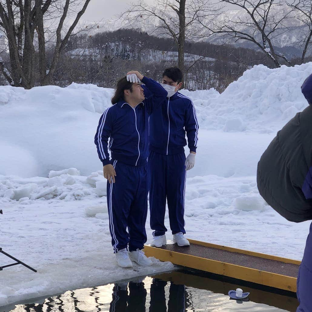 中岡創一さんのインスタグラム写真 - (中岡創一Instagram)「冬の中岡のおでましだ！  なんだか雪の中に氷水の穴があって  その前に中岡がいるよ！！  なんだかおもしろくなりそうだね～  いろいろ考えずに少しの時間 笑ってやってください。  本日イッテQ ロッチ中岡Qtubeよろしくです。  #中岡よもっと人に役立つ事できんか？ #中岡のおふざけで笑ってる暇ないんや #氷水があり中岡が落ちない選択肢ゼロ #冬の中岡は一択オンリー #イッテQ #Qtube #笑って欲しいよな #いいねもらっとけ」2月14日 17時54分 - lottinakaoka