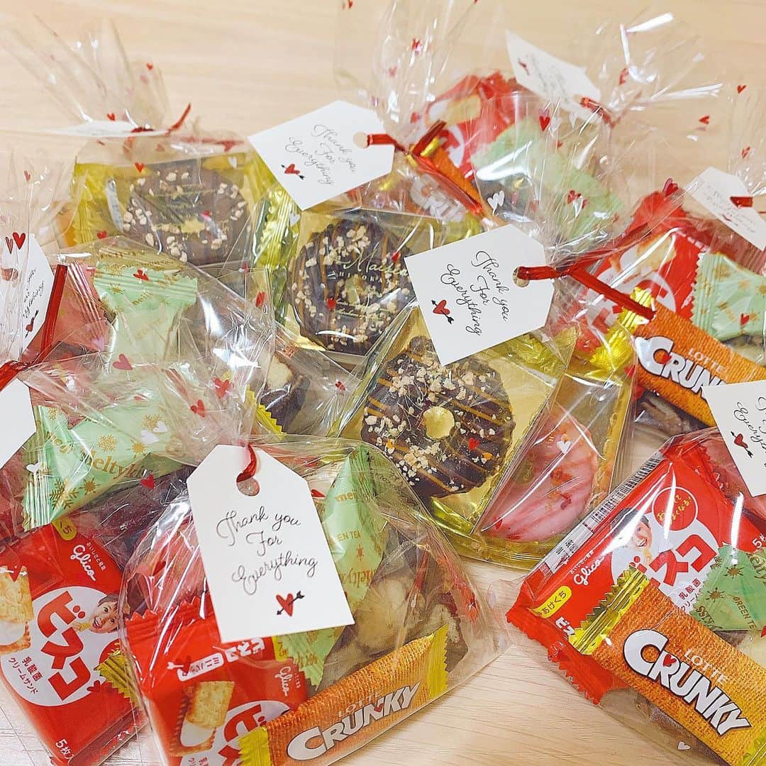 小泉遥のインスタグラム：「. . 今年のバレンタインは お菓子の詰め合わせを色んな人に配りました🍫❤︎ 来年はまた手作り作れたらいいな〜☺︎ . #happyvalentinesday」