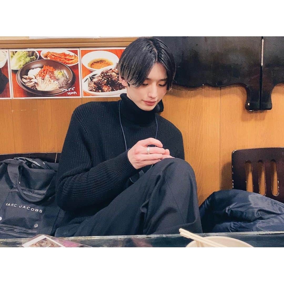 田中滉一のインスタグラム：「‍もう既に恋しい白髪🥺﻿ ﻿ ﻿ 新型コロナウイルスについて　﻿ ﻿ ●フロントにアルコール消毒液の設置。ご来店の際、手指の殺菌除去にご協力ください。﻿ ﻿ ●お客様は、マスクを着用したままでの施術が可能です。（シャンプー時の水濡れ、薬剤が付着することがございますので、替えのマスクのご持参をお勧めいたします）﻿ ﻿ ●店内の各スペースや備品等徹底した清掃と除菌に努めています。﻿ ﻿ また、発熱や咳、だるさなど体調のすぐれないお客様は、ご来店をお控えいただけますようお願い申し上げます。﻿ ﻿ 何卒ご理解ご協力のほどよろしくお願いいたします。 ﻿ ﻿ この度ROVERのチャンネルから独立して個人チャンネルを開設することにしました！﻿ ﻿ 今後はこちらのチャンネルから更新していきます！﻿ よければチャンネル登録お願いします！﻿ ﻿ 僕のプロフィールから飛べますのでよろしくお願いします！﻿ ・﻿ 今週まだご予約に空きがあります！﻿ ぜひお越しください！﻿ ・﻿ ・﻿ ・﻿ ﻿ 予約はホットペッパーまたはDMからもお取りできます！﻿ ﻿  #マッシュ #メンズヘア #メンズファッション #ヘアセット #カラー #ダブルカラー #ケアブリーチ  #美容師 #原宿 #美容室 #ホワイトカラー #白髪#白髪マッシュ#menshair #mensstyle  #無印良品 #l4l #金木研 #ハイトーン  #撮影 #センターパート #刈り上げ  #ヘアカタ #エドルブリーチ #韓国 #韓国マッシュ #コンマヘア #メンズパーマ #カルマパーマ」