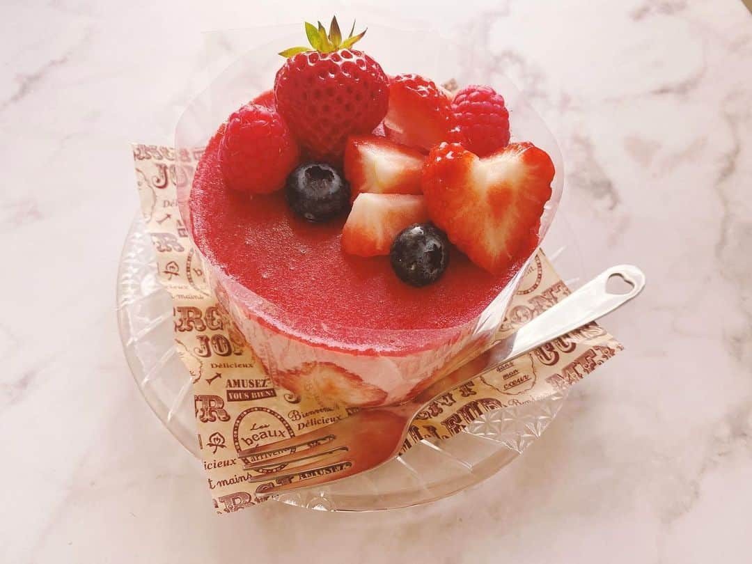 安藤千伽奈のインスタグラム：「💌﻿ ﻿ 今日はバレンタインということで、いちごムースケーキを作りました🍓﻿ 新潟のいちご「越後姫」を使ったムースケーキです😌💗﻿ ﻿ #バレンタイン #valentine #valentineday #love #いちご  #お菓子 #お菓子作り #スイーツ」