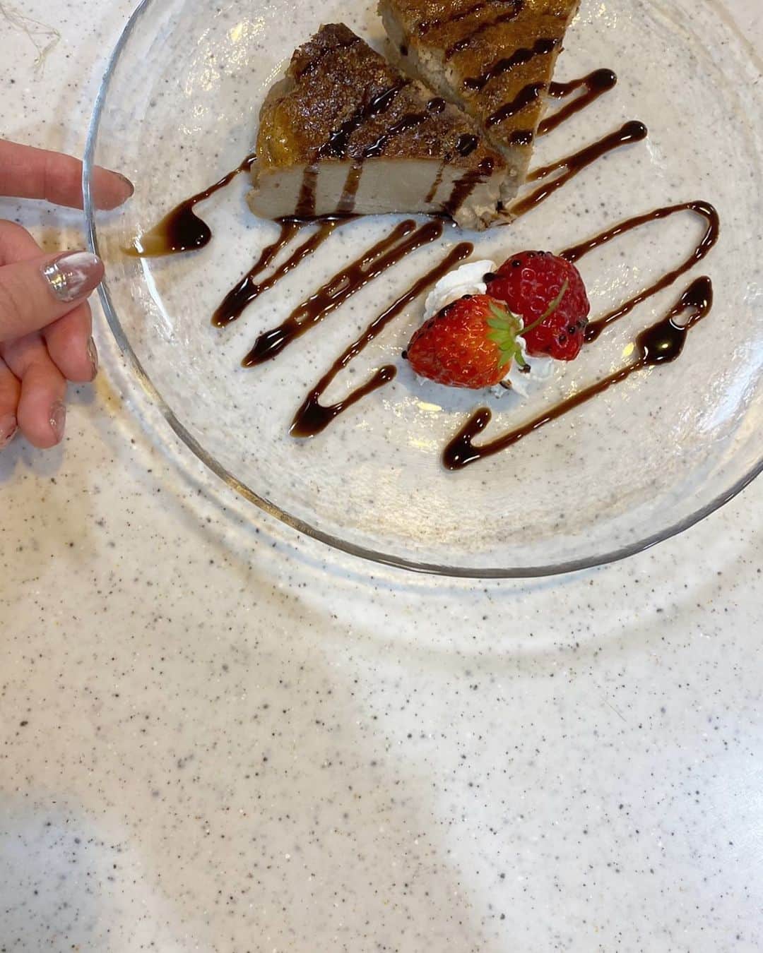 高橋美海のインスタグラム：「﻿ ﻿ ﻿ Happy Velentine♡﻿ ﻿ Showroom配信中に作ってみたよ！﻿ ﻿ 盛り付け下手っぴだったから、﻿ 配信後に調べてやり直してみたよ😳﻿ ﻿ ﻿ ﻿ いつも応援してくれて本当にありがとう！﻿大好きです💕﻿ ﻿ ﻿ ﻿ ﻿ ﻿  #happyvalentinesday #valentine #バレンタイン#バレンタイン手作り #手作りケーキ #ケーキ #バスク風チーズケーキ #バスク風ショコラチーズケーキ」