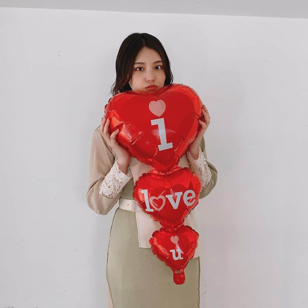 相楽伊織さんのインスタグラム写真 - (相楽伊織Instagram)「💕🍫💕 Happy Valentine｡♡。  LIXIL SPORTSさんの撮影の時のオフショットです☺︎  ワンピース:priveve_priveve ピアス:roomx601」2月14日 18時03分 - _iorisagara264_