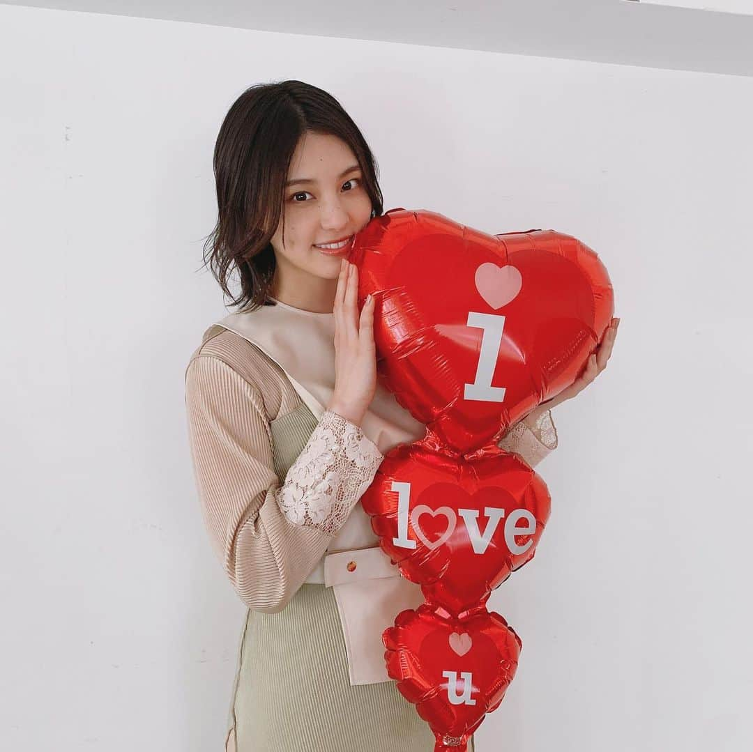 相楽伊織さんのインスタグラム写真 - (相楽伊織Instagram)「💕🍫💕 Happy Valentine｡♡。  LIXIL SPORTSさんの撮影の時のオフショットです☺︎  ワンピース:priveve_priveve ピアス:roomx601」2月14日 18時03分 - _iorisagara264_