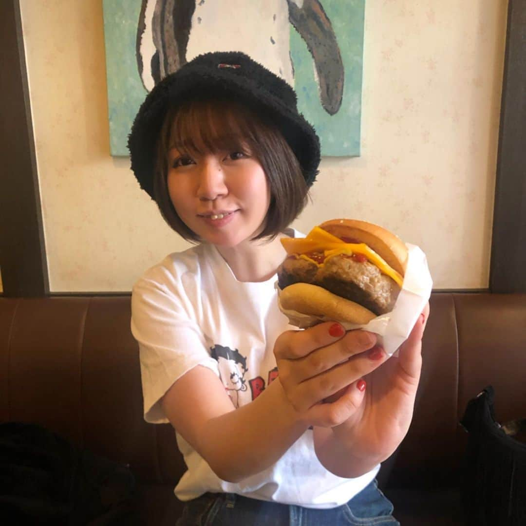 ちゃんまいさんのインスタグラム写真 - (ちゃんまいInstagram)「・ ・ ちゃんまい vs 🍔 ・ 日本で一番スキスキス〜なバーガーショプは【タートルズ】ですな〜♡ 何もかも丁寧で上品で素朴なハンバーガーも、あげたてのポテトも最高だし、店構えも、店内も、マスターのチョーネクタイも最高だから。 ・ ・ #ベッドイン　#japanese #sexy #idol #半袖　#夏キタ」2月14日 18時06分 - dakko_shite_cho3