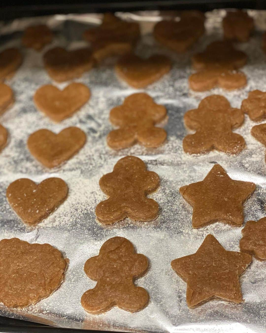 映美くららさんのインスタグラム写真 - (映美くららInstagram)「Valentine,s day♡⭐︎ カラフルチョコのクッキーは子どもたちと一緒に、 全粒粉のメープルシロップクッキーは子どもたちが寝静まり、ゆっくり作りました。 （こちらのクッキーはカチカチになってイマイチな仕上がり😂。誰も食べません笑） ちょうど夜のクッキー作りの最中に揺れました。ひさしぶりに少しざわざわしました。どうかどうか、穏やかな日々を願います…  2月16日(火)午後7時57分〜 NHK「うたコン　おちょやんSP〜泣き笑いの名曲集〜」に出演させていただきます。 ふたたび、おちょやんに携わることが出来てとても嬉しいです。」2月14日 18時17分 - emikurara_official