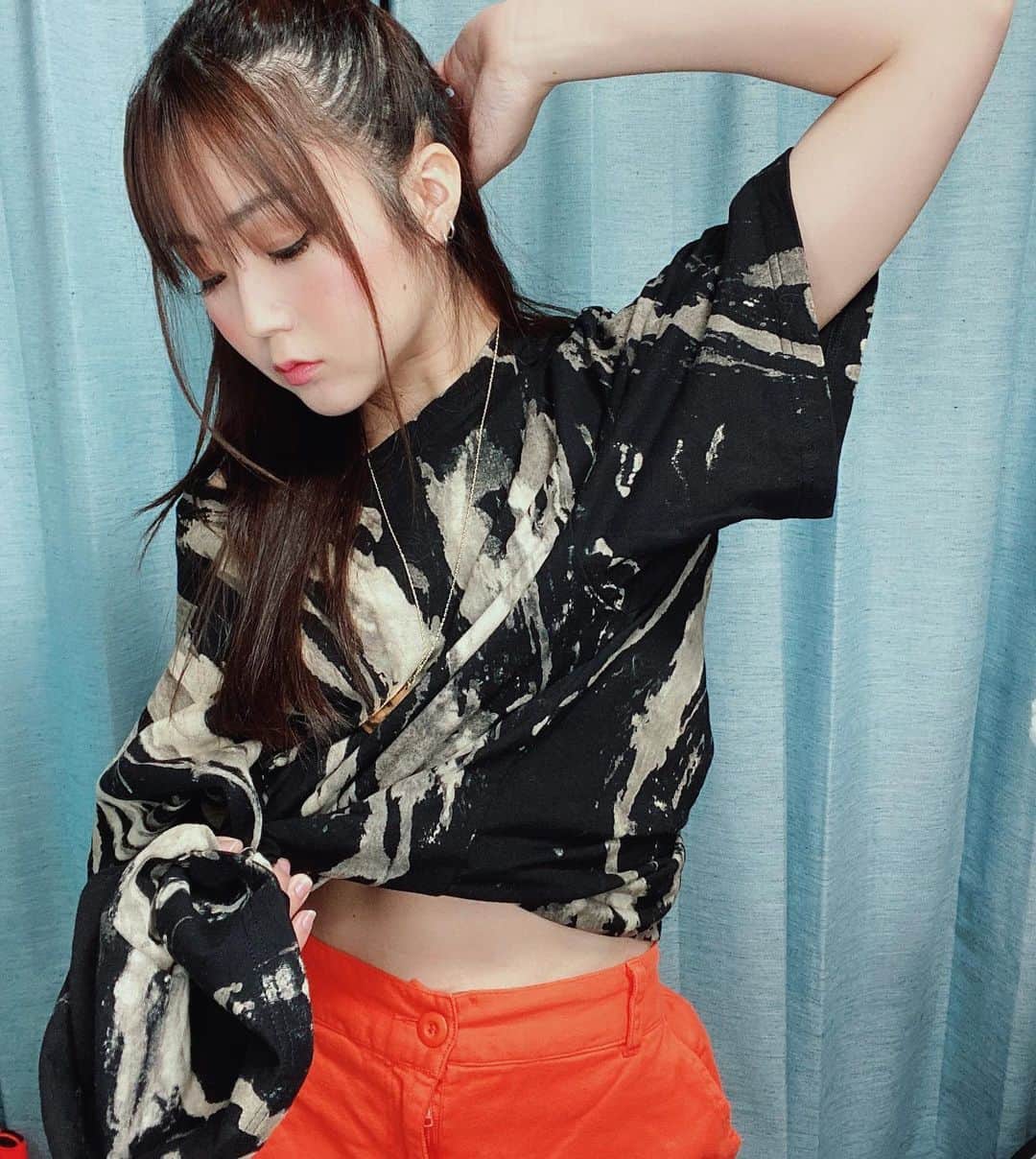 藤田早希のインスタグラム：「最近毎日ストレッチだけはしてる。 あと部屋の掃除と家に神棚を🤭. . ☆☆☆☆☆☆☆☆☆☆☆☆☆☆☆. .  Recently I only stretch every day.  Also clean the room and put a Kamidana in the house 🤭. .  최근 매일 스트레칭 만하고있다.  그리고 방 청소와 집에 신단을 🤭. . ☆☆☆☆☆☆☆☆☆☆☆☆☆☆☆. . . .  #ポートレート #ポートレート撮影 #photooftheday #photo_jpn #ootd #오오티디 #오오티티 #사징스타그램 . . . .」