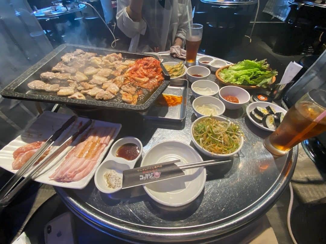 関西LIFE－homelife－のインスタグラム：「【大阪府・難波】 難波でサムギョプサル食べ放題♪【コッテジ】 . 難波の高架下にあるサムギョプサル専門店コッテジさん☆ 食べ放題なので、じゃんじゃん焼いちゃいます( ^ω^ )♪ チヂミなどのサイドメニューも充実していたのでお腹いっぱいになりました！！ サムギョプサルが食べたくなったらぜひ♪オススメです！( *´艸｀) . . @homelife_local では #homelife_大阪 をつけて投稿された素敵な大阪の写真を紹介していきます。大好きな大阪を一緒に盛り上げていきましょう。 .  . #コッテジ #サムギョプサル #難波 #高架下 #なんば #千日前 #食べ放題 #チヂミ #韓国料理 #キンパ #韓国石焼サムギョプサル専門店 #コッテジ 千日前本店 #ネギサラダ #サムギョプサル専門店 #リーズナブル #韓国 #大阪グルメ #大阪 #大阪ディナー #大阪女子会 #大阪旅行 #大阪観光 #そうだ大阪行こう #大阪 #観光 #yummy #japan #japantrip #japantrip2021」