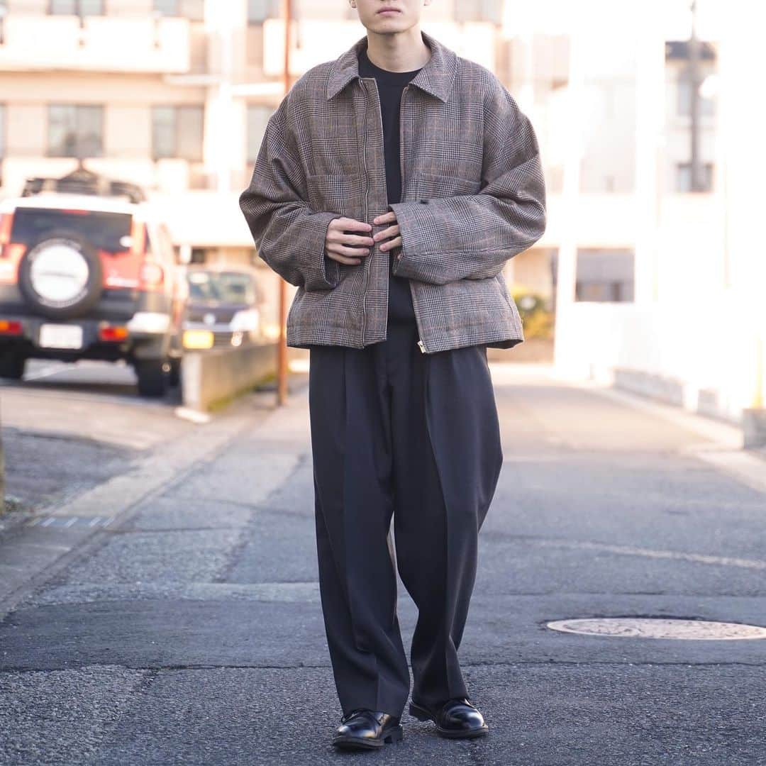 ponsuke_wearのインスタグラム：「新入りのAURALEEのスラックスがとてもよい！ 冬以外履けそうな生地感！ ・ ・ #auralee #ssstein #henderscheme #スタイリスト私物」