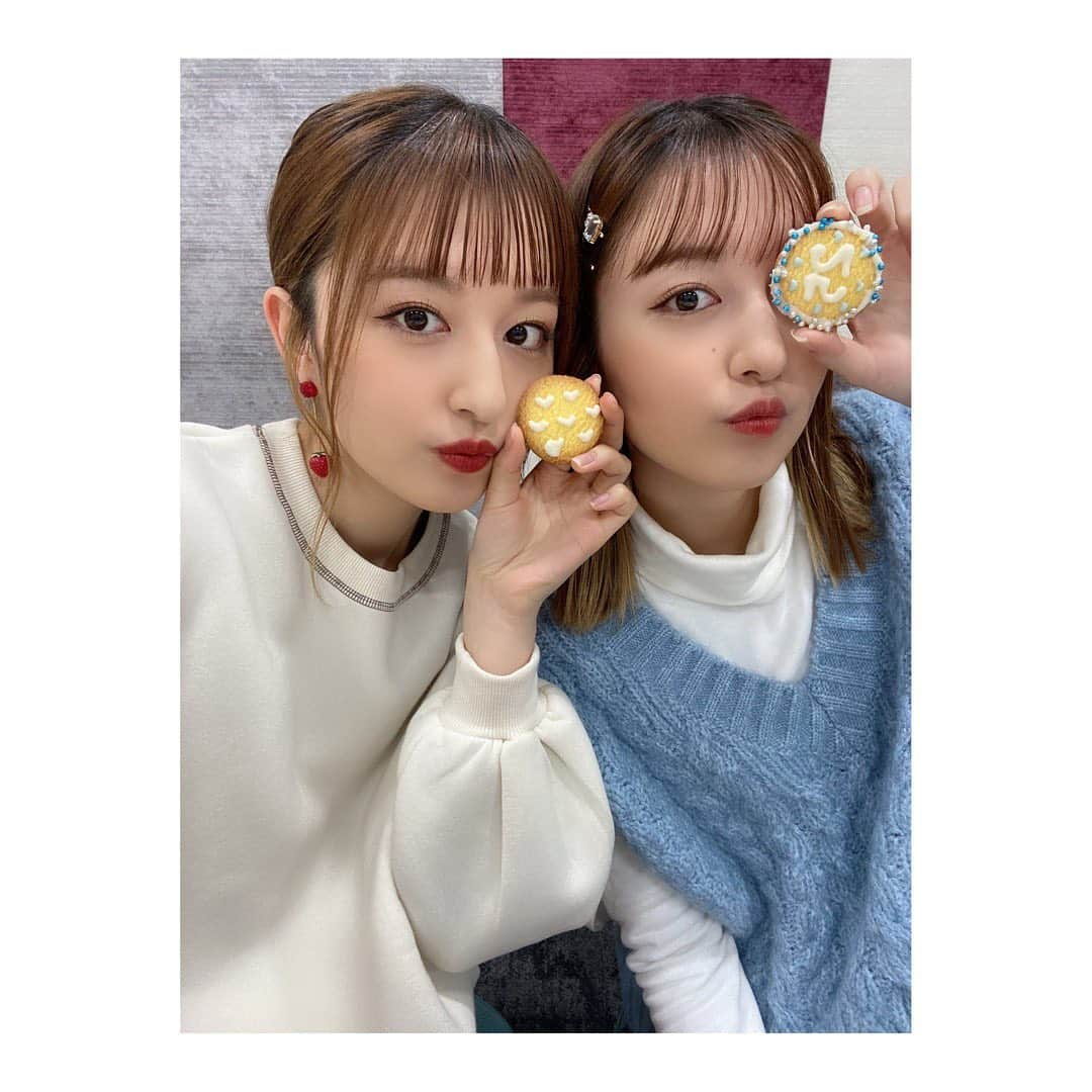 りかりこさんのインスタグラム写真 - (りかりこInstagram)「. ハッピーバレンタイン❤️ 2.14わくわくするねっ りかりこはパパとおじいちゃんに チョコ送ったよ🍫 そしてこのクッキーは、 ファンクラブ限定動画で 作ったクッキーたちです🍪 面白いので是非見てねっ！ アプリ『にこたちROOM』 をダウンロードしてね☺︎ #りかりこ #双子 #バレンタイン #クッキー #instagood #twins #followｍe #valentine」2月14日 18時13分 - rikariko_official