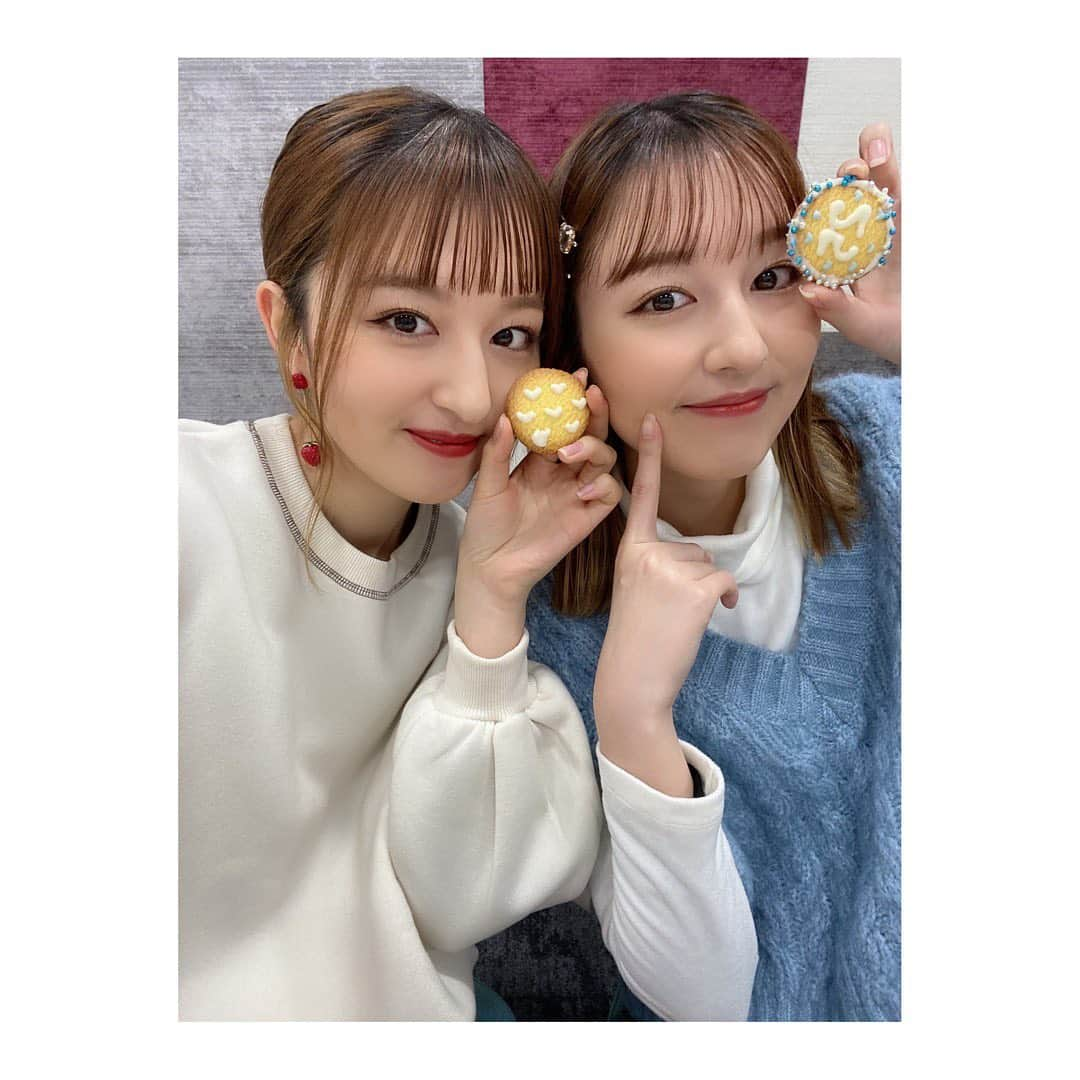 りかりこさんのインスタグラム写真 - (りかりこInstagram)「. ハッピーバレンタイン❤️ 2.14わくわくするねっ りかりこはパパとおじいちゃんに チョコ送ったよ🍫 そしてこのクッキーは、 ファンクラブ限定動画で 作ったクッキーたちです🍪 面白いので是非見てねっ！ アプリ『にこたちROOM』 をダウンロードしてね☺︎ #りかりこ #双子 #バレンタイン #クッキー #instagood #twins #followｍe #valentine」2月14日 18時13分 - rikariko_official