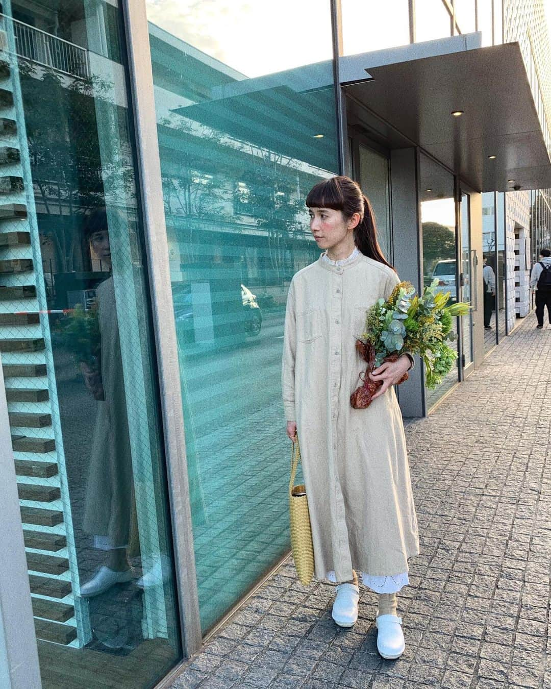 kazumiさんのインスタグラム写真 - (kazumiInstagram)「今日のコラボ私服コーデ🌼 @studioclip ×kazumiコラボ裾揺れワンピースの新色 @samansamos2 ×kazumiコラボレースブラウスとペチパンツのホワイト @naotjapan の靴 @stevenalanjapan のバッグ スタイリストの玄長さん　@naokogencho  から撮影で使った　@naoten10 のお花を頂いて帰りめっちゃご機嫌🌷🌷🌷 #studioclip#samansamos2#kazumi#kazumiコラボ#steavenalan#naot#ten#神楽坂」2月14日 18時13分 - kazumi0728