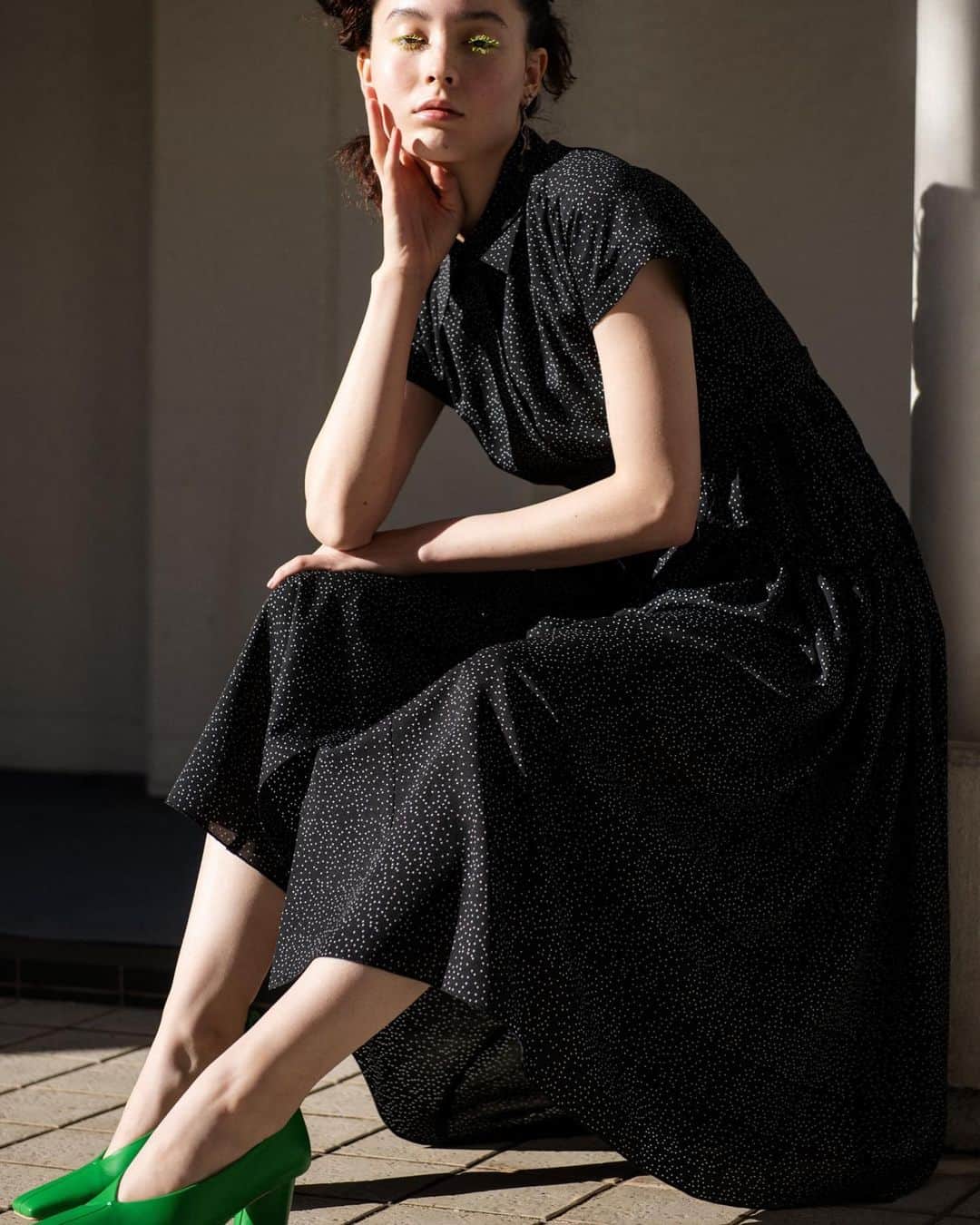 のインスタグラム：「【EDIT】 issue.96 KEYWORD of NEW MODE  強さと甘さを絶妙なバランスで取り入れたい、 この春のスタイリングに欠かせない、 モードのための5つのキーワード。  -LITTLE BLACK DRESS-  【EDIT】 issue.96 KEYWORD of NEW MODE  強さと甘さを絶妙なバランスで取り入れたい、 この春のスタイリングに欠かせない、 モードのための5つのキーワード。  -LACE & TULLE-  縦に落ちるギャザーをたっぷり入れた シャツワンピースは、しなやかなドレープと細かいドットがポイントに。  大きめに作った衿で、きちんと感の中にもモードをプラス。  dress ¥23,000＋tax earrings ¥6,000+tax ring ¥7,000+tax  @furfur_official @furfur_official_staff  #FURFUR #ファーファー   dress ¥23,000＋tax earrings ¥6,000+tax shoes ¥22,000＋tax  @furfur_official @furfur_official_staff  #FURFUR #ファーファー」