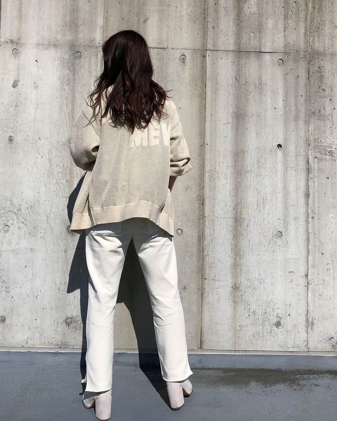 新谷美奈のインスタグラム：「.﻿ ﻿ Nina mew Spring Collection🌷﻿ ﻿ あたたかくなってきましたね☀️﻿ 春の足音とともに﻿ Nina mewの春の第一便が到着🐝﻿ ﻿ この春おさえたい﻿ 白×アイボリーの最旬配色。﻿ ドライな質感のカーディガンが﻿ 淡色にキレを加えてくれます！﻿ さりげないバックロゴが﻿ たまらないかわいさ🥰﻿ ﻿ Nina mew﻿ cardigan ¥27,000+tax﻿ T-shirt ¥10,000+tax﻿ pants ¥16,000+tax﻿ ﻿ @ninamew_official#Ninamew#ニーナミュウ#セレクトショップ#selectshop」