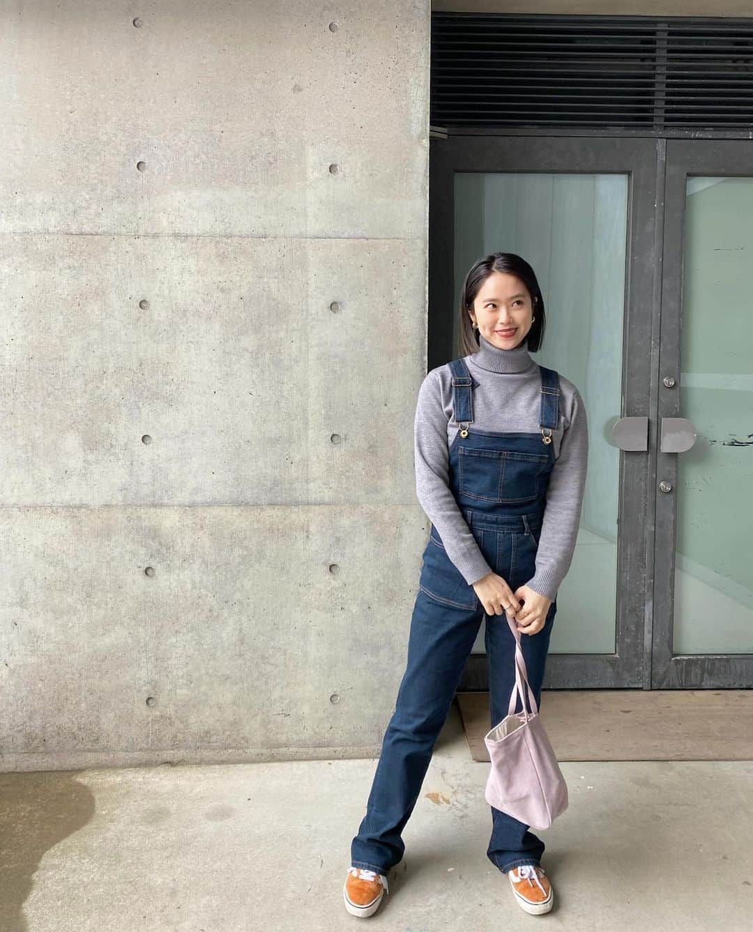 井村亜里香のインスタグラム：「久しぶりにサロペットが着たくて @u_by_spickandspan で かわいいアイテム見つけて早速着たよ〜🌼 青森は雪が溶けて やっとスニーカー履けるようになってきた🥶🤟🏻 ・ #addicted_to_u#baycrews #ubyspickandspan#outer#code #allinone#salopette#fashion #ユーバイスピックアンドスパン #ベイクルーズ#サロペットコーデ  #コーデ#私服#春服#タートルネック #サロペット#オールインワン」