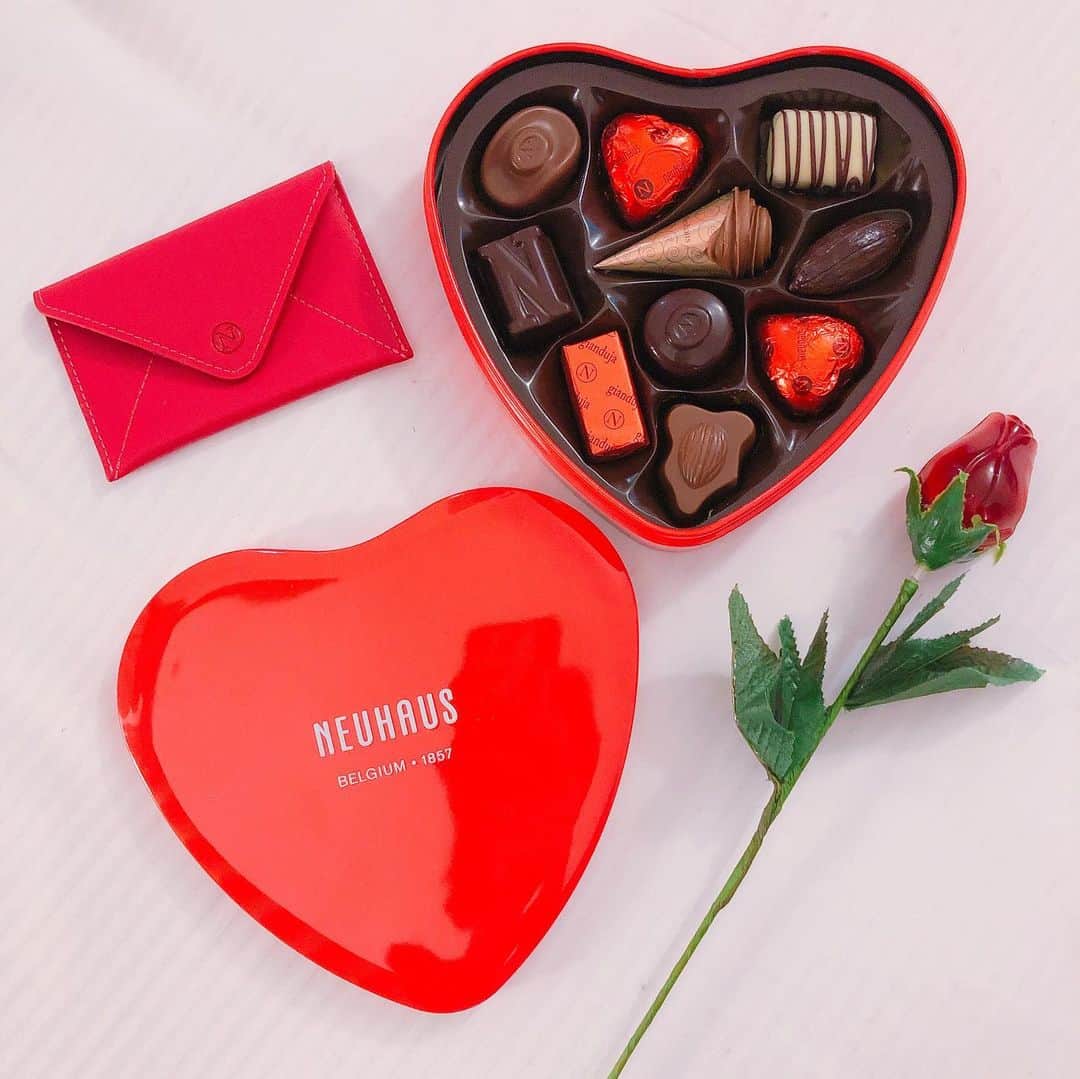 のインスタグラム：「🌹Happy Valentine's Day❤️ . あ、すみません。 見栄張って昔の写真引っ張り出して投稿しました。笑 . 私の本当のバレンタインは二枚目👉 久しぶりにMcDonald食べたら油がすごくてとても気持ち悪くなりました…🍟 ロマンティックな事は何もありません😂 . そしてMelbourneは今5日間のロックダウン中💦 . . . . #neuhaus #happyvalentinesday #valentines #valentinesday #valentinesdaygift #chocolate #belgiumchocolate #bruxelles #brussels #belgium #belgië #belgie #mcdonalds #ハッピーバレンタイン #バレンタイン #バレンタインデー #バレンタインチョコ #チョコレート #チョコ #ベルギーチョコ #ベルギーチョコレート #ベルギー #ブリュッセル #マクドナルド」