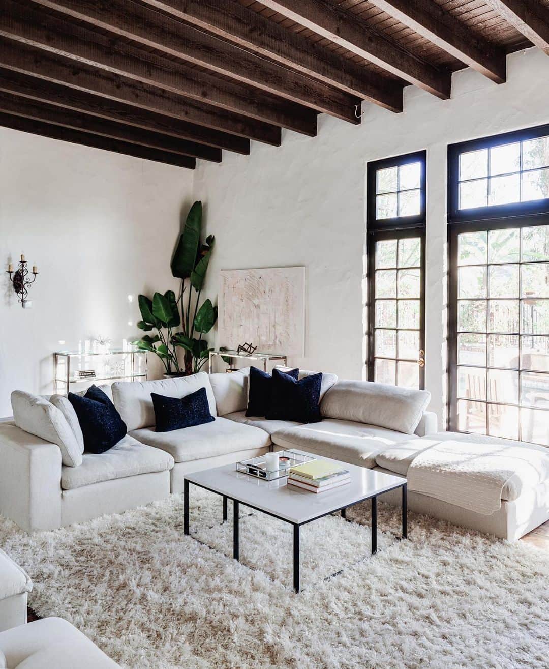 My Interiorのインスタグラム：「Happy Valentines day ❤️ Fantastic 1986 Spanish home in Los Angles USA 🇺🇸 designed by Fred Smathers 📸 @engelaurenphoto」