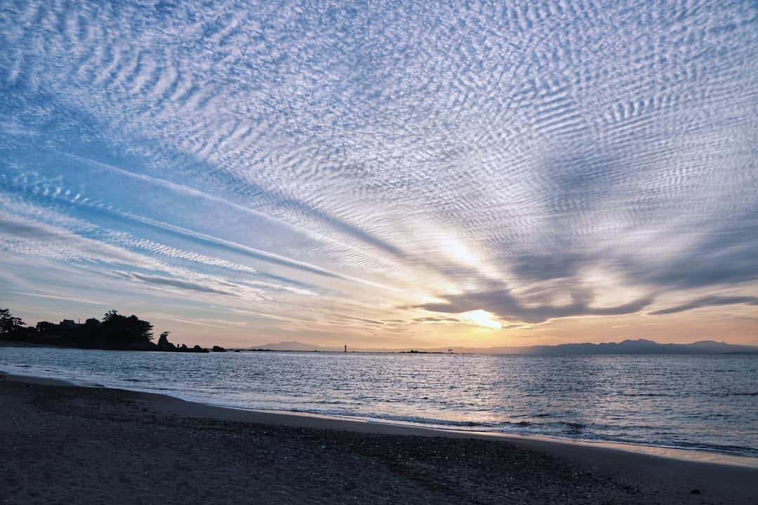 葉山町のインスタグラム：「- 空もドキドキ  #葉山歩き  #葉山 #hayama #森戸海岸 #夕日 #うろこ雲 #beachsunset #japantrip #緊急事態宣言 中の #リモートトリップ #バレンタイン の #空模様 #空が広い って #気持ちが良いね #今日もおつかれさまでした #明日からもまた頑張りましょう」