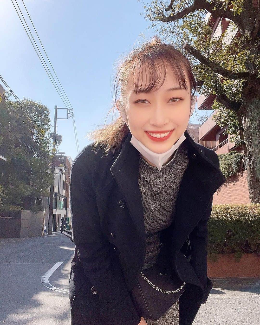 のインスタグラム：「１枚目はカメラを意識してるわたし、２枚目は不意打ちのわたし📸はっぴーバレンタイン！！#関係ない」