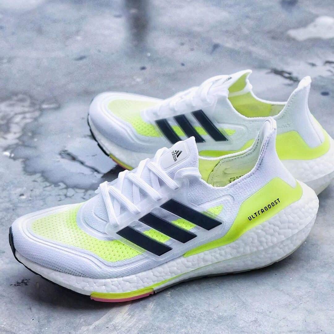STYLERUNNERさんのインスタグラム写真 - (STYLERUNNERInstagram)「Sneaker Crush Sunday: Your new running staple is the adidas Ultraboost 21 sneakers 🤍💛 #stylerunner #adidas #sneakers」2月14日 18時34分 - stylerunner