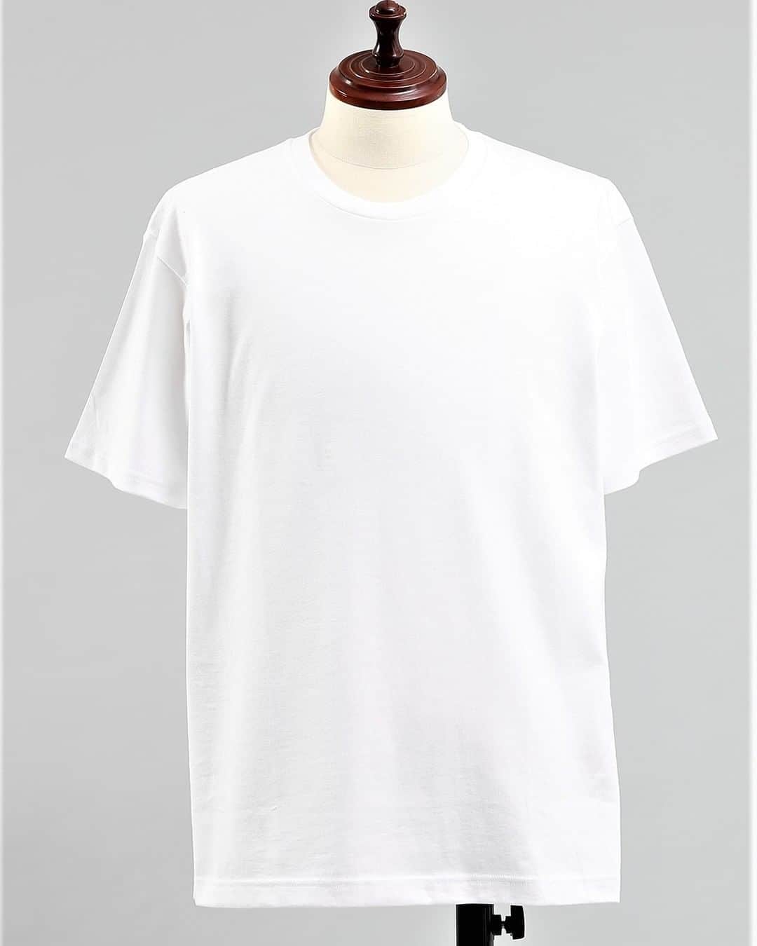 Factelier(ファクトリエ)さんのインスタグラム写真 - (Factelier(ファクトリエ)Instagram)「【究極のベーシック。うっとりする着心地と耐久性抜群のTシャツ】  触った瞬間にわかる、なめらかさ。 度重なる着用でも伸びない首回り。  このTシャツを手がけるのは 一大繊維産地・愛知県一宮にある 老舗メリヤス工場「今枝メリヤス」。  素材には、環境・人にやさしい 「オーガニックコットン」 その中でも最長の繊維長を誇る 「アルティメイトピマ」を使用。  「小口径(小さな円)の編み機」で 最高級の素材にふさわしく、 ゆっくり・じっくり・ふっくらと仕上げました。  クルーネックはホワイトとネイビーのご用意がございます。 感動の着心地を是非体感してみてくださいね。 . . ー語れるもので日々を豊かにー ファクトリエはメイドインジャパンの工場直結ファッションブランドです。 職人の情熱と最高の技術がつまった、人に語りたくなるものを長く大切に使ってもらいたい、そんな想いと共に語れる本物をお届けします。  ⇓アカウントはこちら⇓ @factelier . . #ファクトリエ #factelier #メイドインジャパン #ベーシック #ベーシックコーデ #シンプルファッション #シンプルコーディネート #大人コーディネート #大人ファッション #大人スタイル #大人カジュアルスタイル #きれいめファッション #きれいめカジュアル #きれいめスタイル #上品コーデ #オーガニックコットン #アルティメイトピマ #無地tシャツ #シンプルtシャツ #肌ざわり #白T #ベーシックtシャツ #ベーシックt  #tシャツ #クルーネックt #クルーネック #コットン100が好き #良いものを長く #クラフトマンシップ #語れるもので日々を豊かに」2月14日 18時28分 - factelier