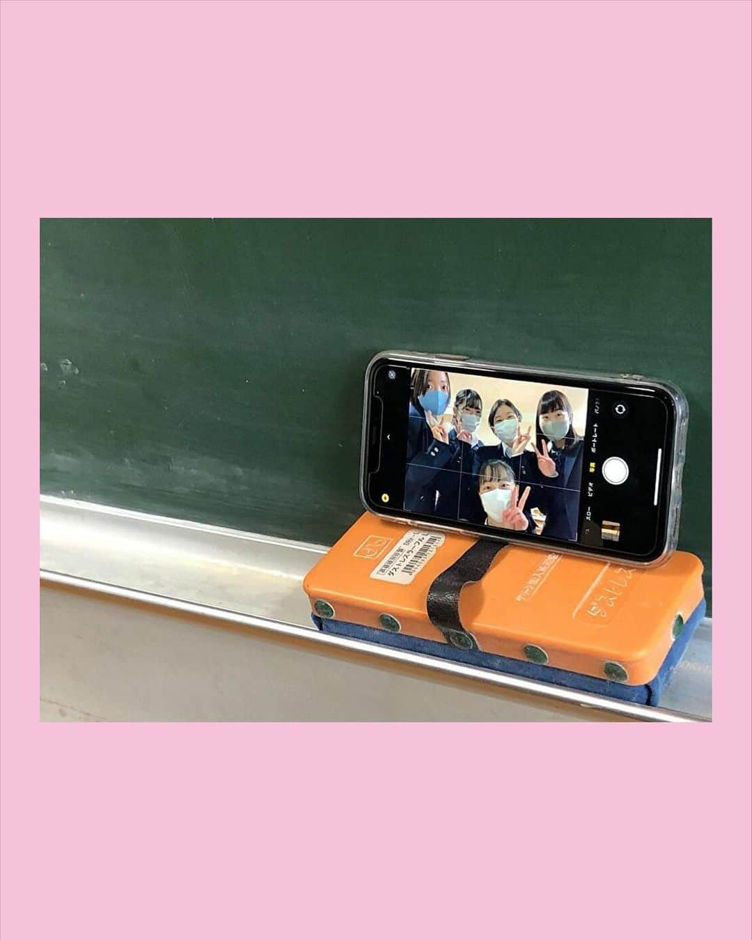 Nom de plumeさんのインスタグラム写真 - (Nom de plumeInstagram)「#青春フォトグラフ  学生の間しかできない🏫🤍 黒板を使ったアオハルフォト！  撮り方は、 カメラをインカメラにするor好きな写真を表示して 携帯を黒板に立てかけて、写真を撮るだけ💫  #女朋友支架 に似てるけど、 より学生感あふれる写真になるよ🏫✨  ぜひ撮ってみてね😻  🟠photo by⚪️ @___1997m___  @yin515_lo  @ cocomismile  −−−−−−−−−−−−−−−−−−−−−−−−−−−−﻿ ﻿ Nomdeplumeで﻿ 紹介させていただける写真を募集中🧚‍♀️💜﻿ 素敵な写真が撮れたら #nomdeplume をつけるか﻿ このアカウントをタグ付けしてね💫﻿ ﻿ −−−−−−−−−−−−−−−−−−−−−−−−−−−− #青春の記録 #青春の1ページ #青春は戻らないらしい #jkブランド #jkの素敵な思い出 #ljkブランド #ljkの素敵な思い出 #ljk終了のお知らせ #1095日のタイムリミット #タイムリミット女子高生」2月14日 18時28分 - nomde_official
