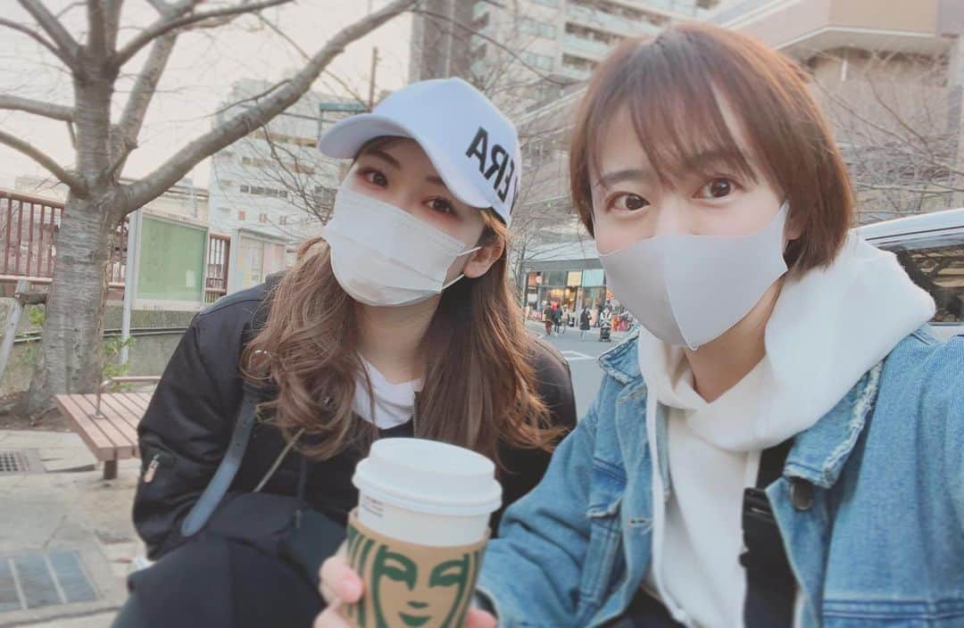 のインスタグラム：「・ ・ 今日の東京は風強かったけどポカポカだったねぇ☀️  ウォーキングするために友達と集合して、1時間ひたすら歩いてきました🚶‍♀️おしゃべりしながらだとあっという間だね〜🎶 1時間のノルマ達成した後はスタバ買ってベンチで少しまったり☺️ 行き帰りも歩いたからたっぷりウォーキングできて良い日曜日でした♡  夜は韓流観ながらゆっくりお風呂入ろうっと✨ ・ #素敵な休日  #ウォーキング #健康的  #ダイエットはコツコツと #いい時間   あ、ハッピーバレンタイン。」