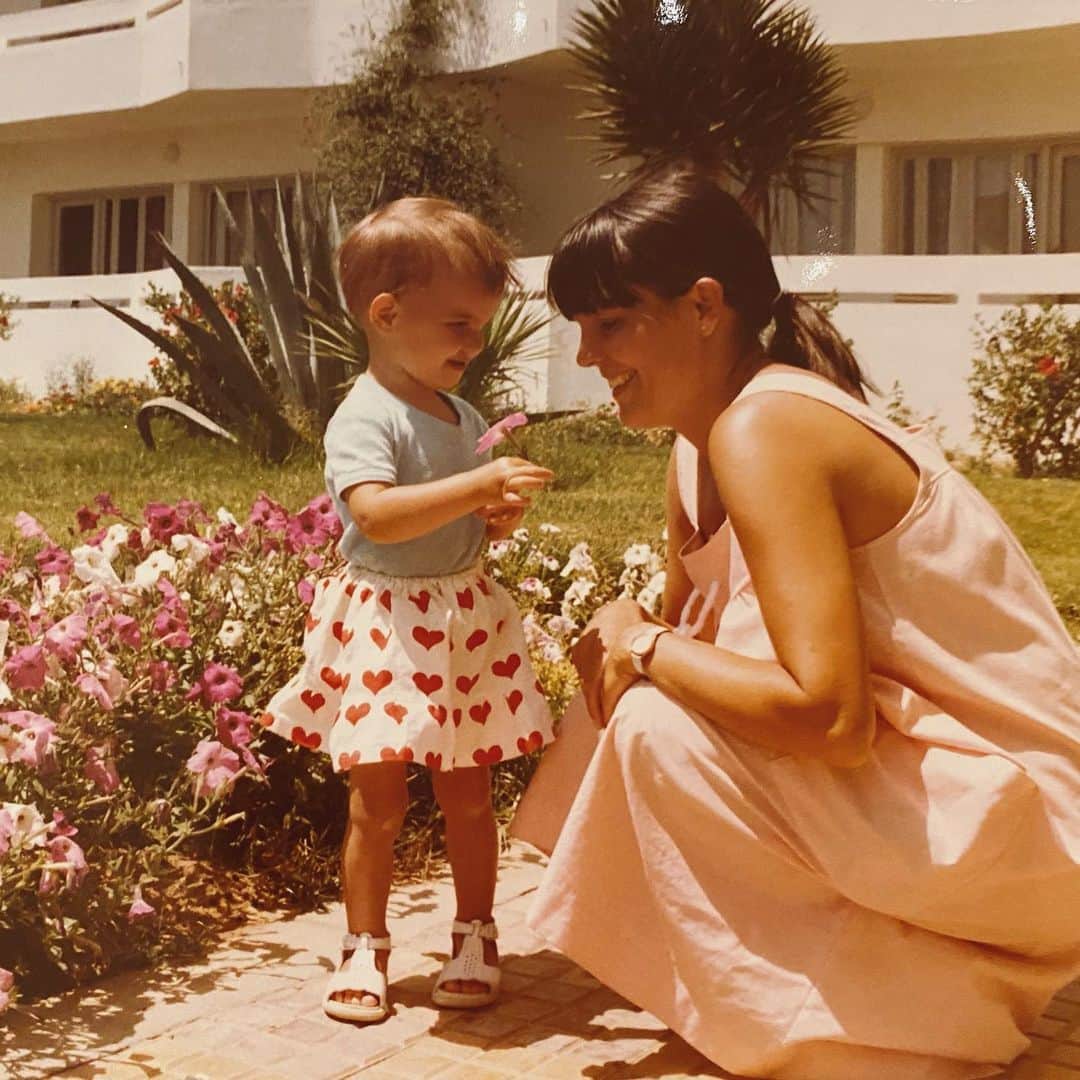 Hanneli Mustapartaのインスタグラム：「I haven’t hugged my mom for almost a year now, and really miss it. Thank you for showing me how to be a good mother while growing up, so I’ve learned how to be the best I can be for my little Ferdinand. Here we are in Tunisia, and I’m the same age as Ferdinand is now. Happy Mother’s Day mom❤️Can’t wait to hug you soon!」