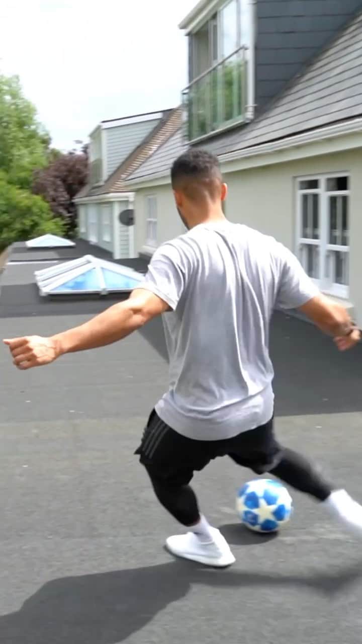 F2Freestylersのインスタグラム：「Don’t try this one at home! 🤯🏡🥅  #football #footballskills #footballtricks #soccer #soccerskills #soccerlife #trickshot」