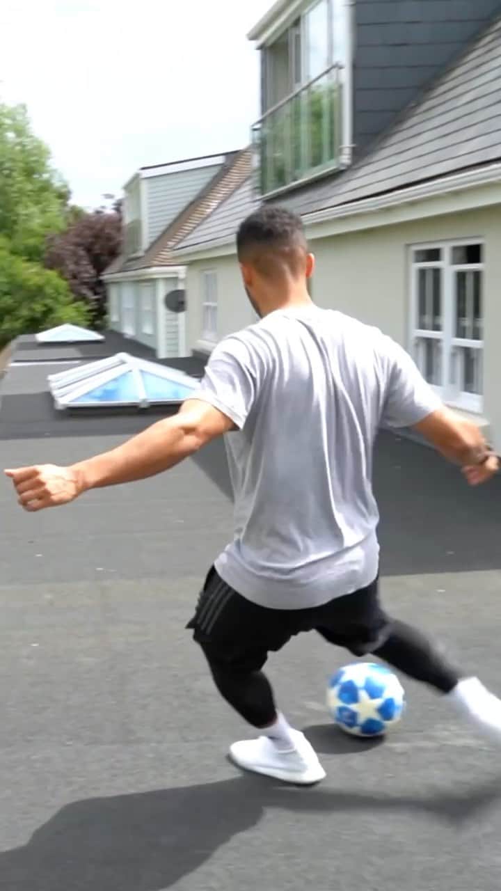 のインスタグラム：「Don’t try this one at home! 🤯🏡🥅  #football #footballskills #footballtricks #soccer #soccerskills #soccerlife #trickshot」