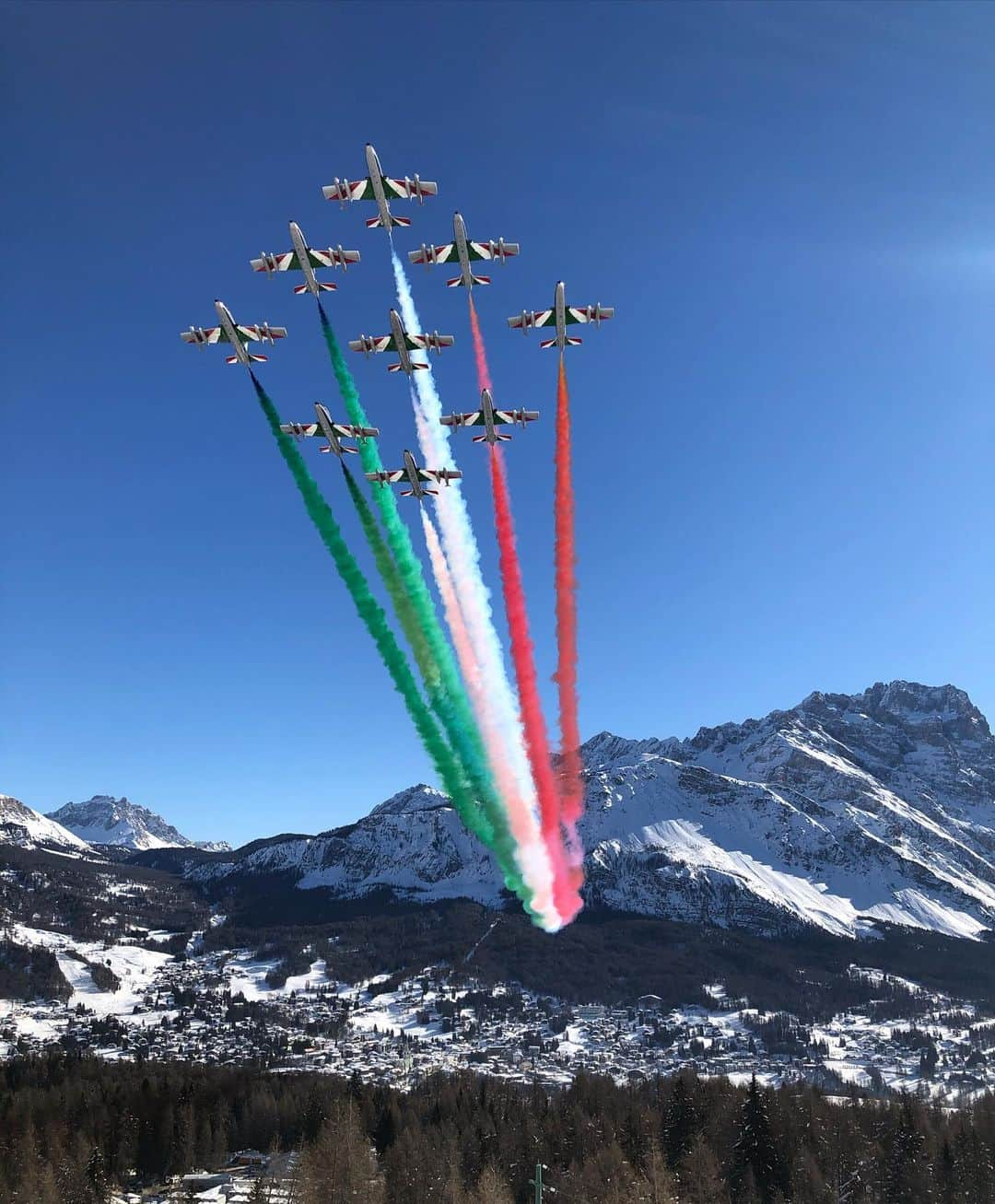 ヴァレンティーナ・マルケイのインスタグラム：「LA MIA SQUADRA CHE VOLA✈️🇮🇹💙 #persempre 👮🏻‍♀️#freccetricolori @aeronautica.militare #proud #italianairforce #italiansdoitbetter」