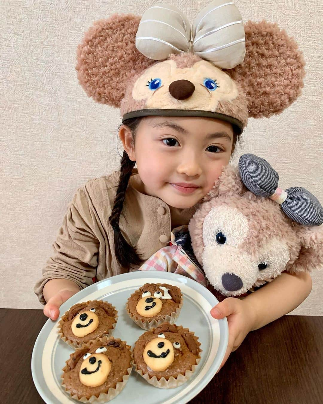 satomiさんのインスタグラム写真 - (satomiInstagram)「👩🏻‍🍳🧁🍫  ハッピーバレンタイン❤️❤️❤️  くまさんマフィンを作ったよ〜🐻  ほんとはダッフィーにしたかったけど 不恰好になりそうだったから 普通のくまさんにしたよ👩🏻‍🍳💕  とっても愛らしいお顔に 仕上がりました🥺👍✨笑  #5歳 #バレンタイン #バレンタインデー #バレンタイン手作り #バレンタイン2021 #くまさんマフィン #くまマフィン #シェリーメイ #シェリーメイコーデ #イヤーハット #シェリーメイイヤーハット」2月14日 18時34分 - riina.93