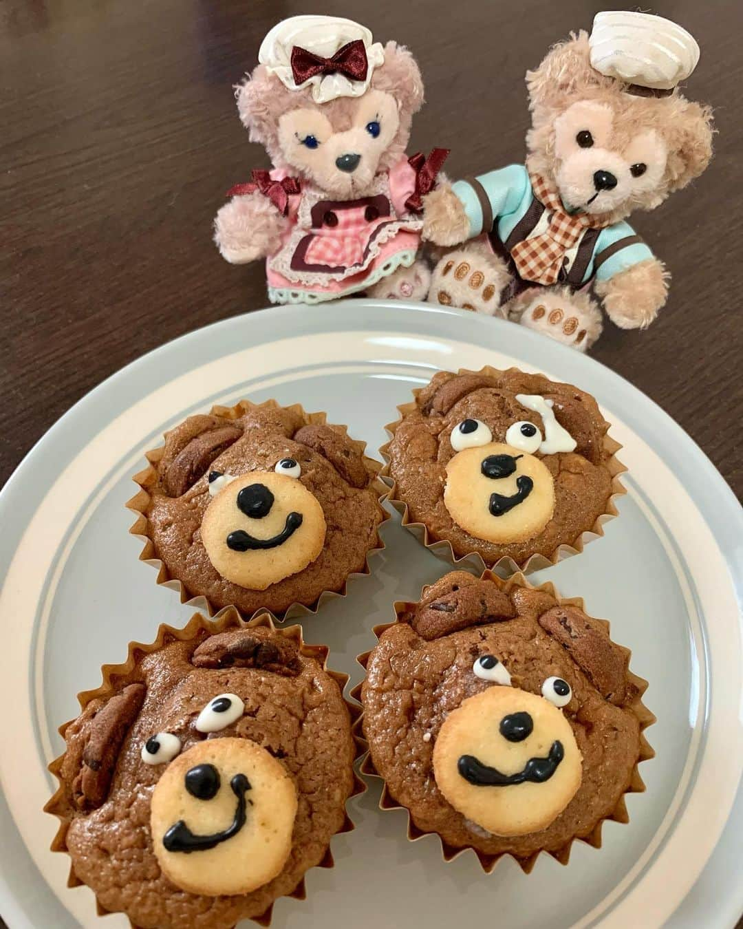 satomiさんのインスタグラム写真 - (satomiInstagram)「👩🏻‍🍳🧁🍫  ハッピーバレンタイン❤️❤️❤️  くまさんマフィンを作ったよ〜🐻  ほんとはダッフィーにしたかったけど 不恰好になりそうだったから 普通のくまさんにしたよ👩🏻‍🍳💕  とっても愛らしいお顔に 仕上がりました🥺👍✨笑  #5歳 #バレンタイン #バレンタインデー #バレンタイン手作り #バレンタイン2021 #くまさんマフィン #くまマフィン #シェリーメイ #シェリーメイコーデ #イヤーハット #シェリーメイイヤーハット」2月14日 18時34分 - riina.93