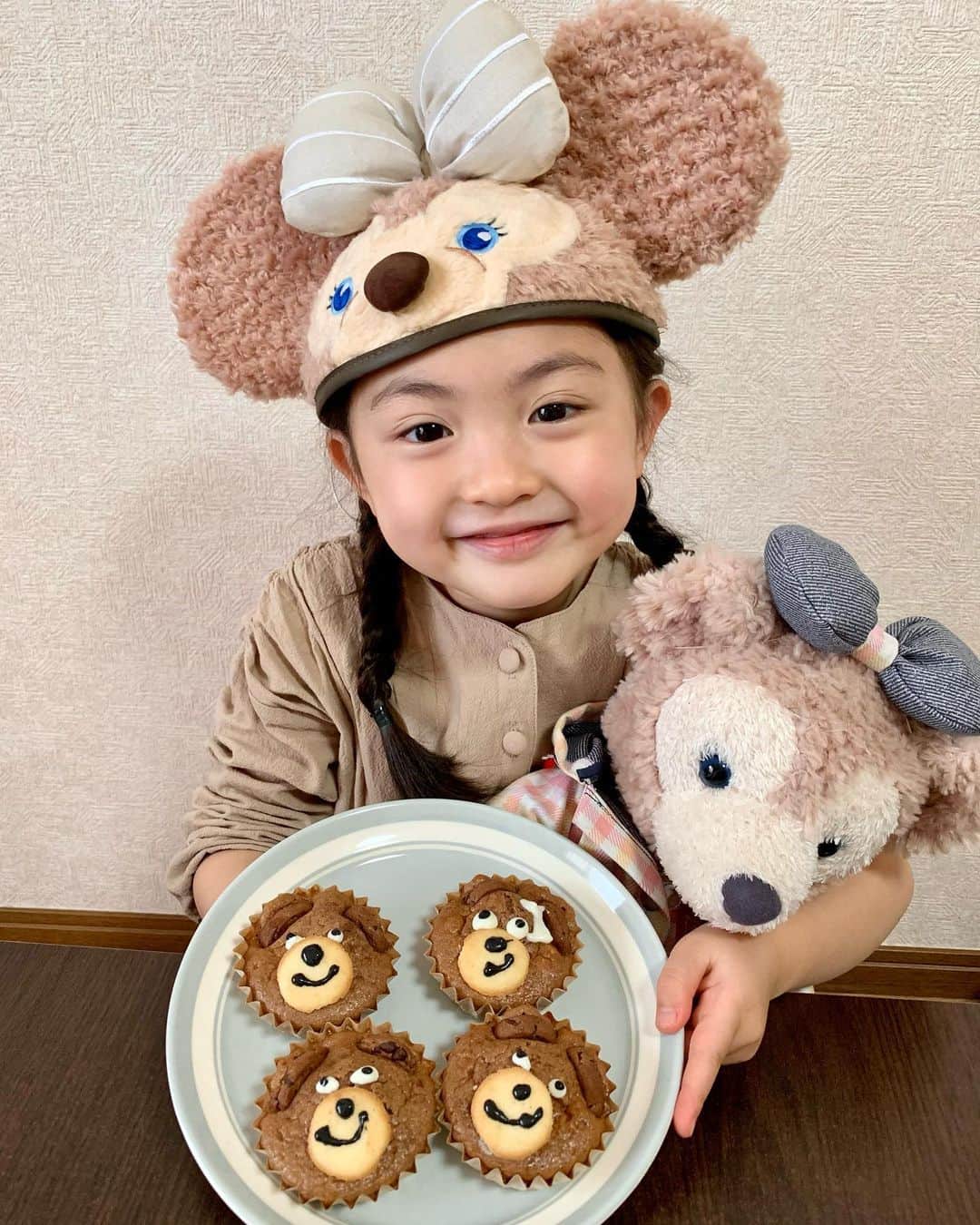 satomiさんのインスタグラム写真 - (satomiInstagram)「👩🏻‍🍳🧁🍫  ハッピーバレンタイン❤️❤️❤️  くまさんマフィンを作ったよ〜🐻  ほんとはダッフィーにしたかったけど 不恰好になりそうだったから 普通のくまさんにしたよ👩🏻‍🍳💕  とっても愛らしいお顔に 仕上がりました🥺👍✨笑  #5歳 #バレンタイン #バレンタインデー #バレンタイン手作り #バレンタイン2021 #くまさんマフィン #くまマフィン #シェリーメイ #シェリーメイコーデ #イヤーハット #シェリーメイイヤーハット」2月14日 18時34分 - riina.93