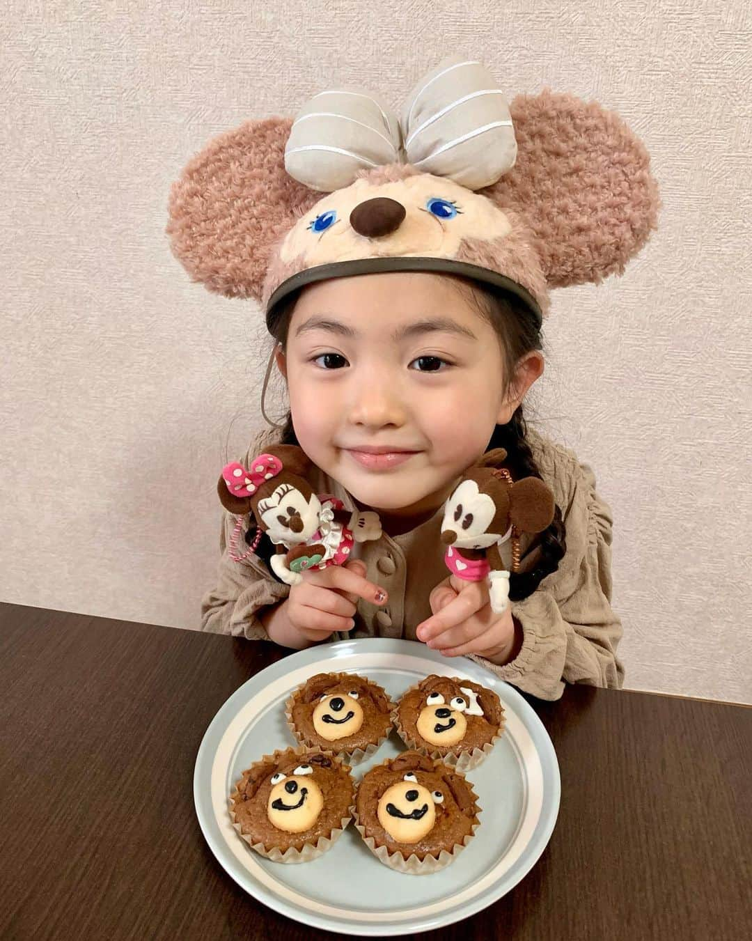 satomiさんのインスタグラム写真 - (satomiInstagram)「👩🏻‍🍳🧁🍫  ハッピーバレンタイン❤️❤️❤️  くまさんマフィンを作ったよ〜🐻  ほんとはダッフィーにしたかったけど 不恰好になりそうだったから 普通のくまさんにしたよ👩🏻‍🍳💕  とっても愛らしいお顔に 仕上がりました🥺👍✨笑  #5歳 #バレンタイン #バレンタインデー #バレンタイン手作り #バレンタイン2021 #くまさんマフィン #くまマフィン #シェリーメイ #シェリーメイコーデ #イヤーハット #シェリーメイイヤーハット」2月14日 18時34分 - riina.93