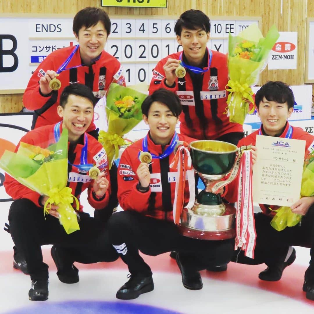 阿部晋也のインスタグラム：「🏆🏆🏆三連覇達成🥌🇯🇵  みなさん応援ありがとうございました‼️ 一緒に戦ってくれたチームメイト、スポンサー企業の皆さま、クラブ、サポーターには感謝しかありません。 コロナ禍の中、大会開催に尽力頂いた関係者の皆さま、ありがとうございました。 この一年、病床の僕を支えてくれた友人、医療関係者の方々にも感謝を伝えたいです。  そしてチームのみんな、心配かけたけど待っててくれてありがとう。 最高の決勝だった。 今日は祝おう。 また明日から世界選手権に向けて頑張ろう💪  最後に家族のみんな、体調崩してしまった俺をずっと応援してくれてありがとう。 勝って恩返しが出来て本当に良かった。 これからもよろしく👨‍👩‍👧‍👦  #北海道コンサドーレ札幌 #コンサドーレカーリングチーム #第38回全農日本カーリング選手権大会  #応援ありがとうございました #ホテルのみなさんサプライズありがとうございました」