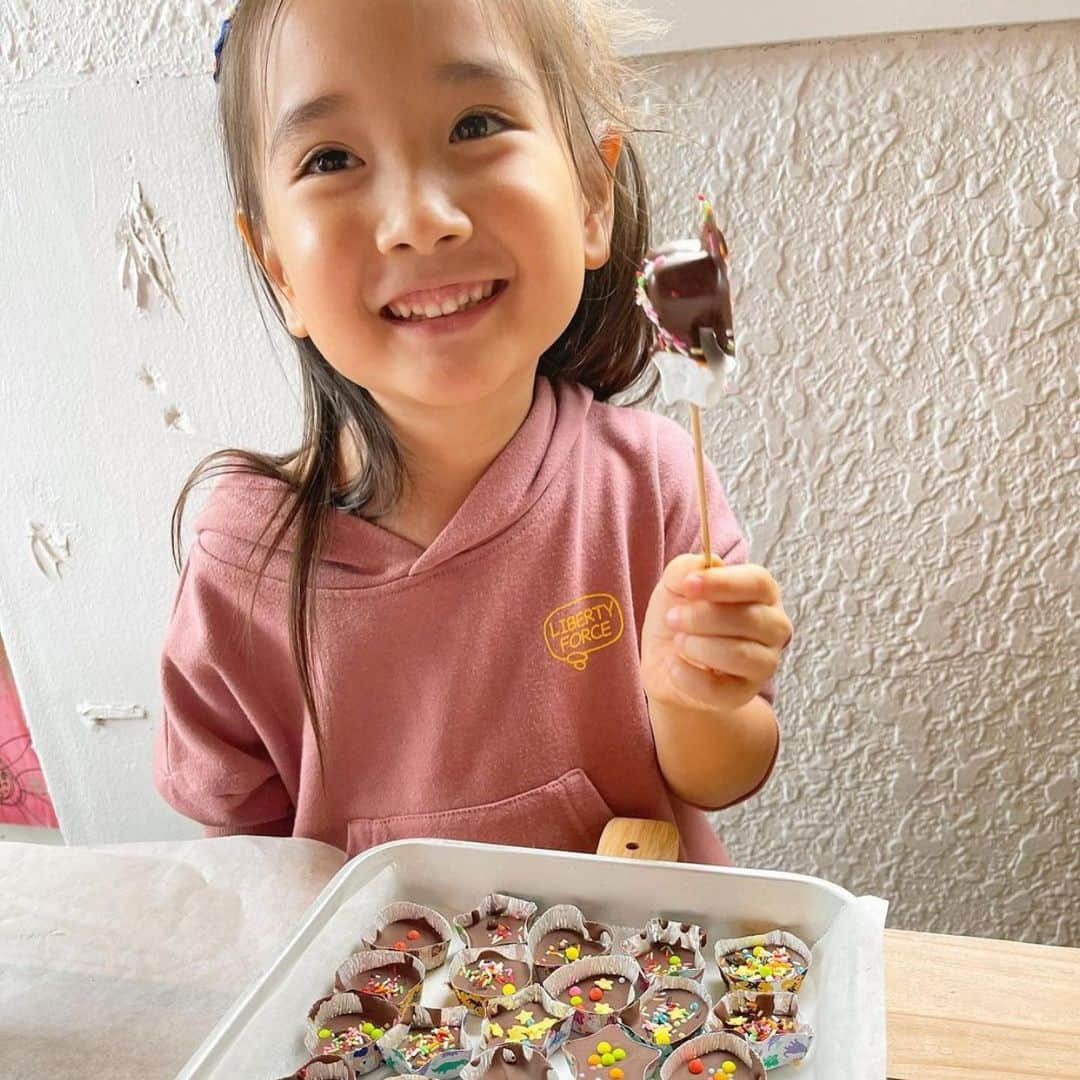 照屋 健太郎さんのインスタグラム写真 - (照屋 健太郎Instagram)「Valentine Day❤️☺️  日夕佳がチョコを手作りしてプレゼントしてくれました😊  @ivan_blackanese のお店で、チョコの手作り企画に参加🍫 ✨娘が1番テンション上がって楽しんでました😂 アイバンファミリーいつもありがとう〜🙌🏻  📍 @soitgocultureyard」2月14日 18時36分 - libertyforce_teruya