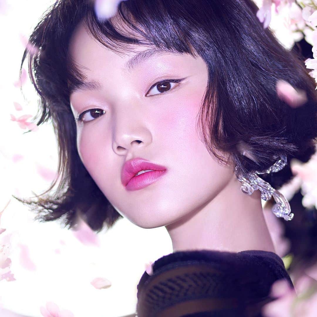 M∙A∙C Cosmetics Japanのインスタグラム：「この春、月の下で #桜 が咲き誇る🌸限定の夜桜パッケージのカラーコレクション💄 詳細をお楽しみに✨ ㅤ #MACBLACKCHERRY *3/4(木) 公式オンライン先行発売 *3/5(金) 全国発売」