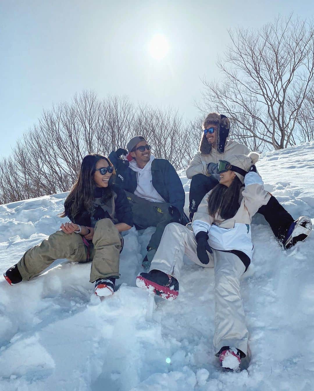 Mのインスタグラム：「最高に天気に恵まれてたスノボー日和🌞 みんな上手すぎて付いてくのに必死すぎた❄️❄️❄️❄️ 朝の8時半から滑りっぱ☃️ 最高に楽しすぎた✨」