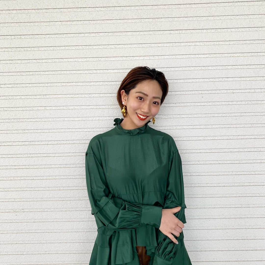 のインスタグラム：「ハッピーバレンタイン🍫💗  後ろが可愛くてお気に入りのチュニック❤︎ 緑って可愛い🌿﻿ ﻿ 皆様は何色が好きですか？﻿ ﻿  #ミスオブミス2021  予選最終日﻿ ﻿ 予選最後の投票お願い致します🙏🏻﻿ ﻿ 予選突破目指してます✨﻿ 常に一生懸命に後悔ないようやれること全てやってきたつもりです！﻿ ﻿ ﻿ mysta ポイントアップしたい！追い越されたくない🔥﻿ ﻿ Twitterの固定ツイート　RT数増やしたい🔥﻿ まだの方…お願い致します😭﻿ ﻿ 皆様どうぞ最後まで応援お願い致します🤲🏻﻿ ﻿ ﻿ #ミスオブミス #ミスコン #女子大生 #ショートカット #ショートヘア #ヘアスタイル #アクセサリー #snidel #usagionline #グリーンカラー #グリーンコーデ #ファッション好きな人と繋がりたい」