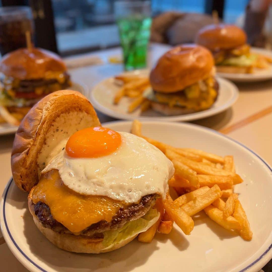 西村笑花さんのインスタグラム写真 - (西村笑花Instagram)「#🍔 ・ ・ ひさしぶりに @js_burgerscafe のハンバーガー食べたよっ！！🍟🥤 おいしかったなぁ〜☺️❣️ #jsburgerscafe #jsburger #yum」2月14日 18時42分 - emika_nishimura