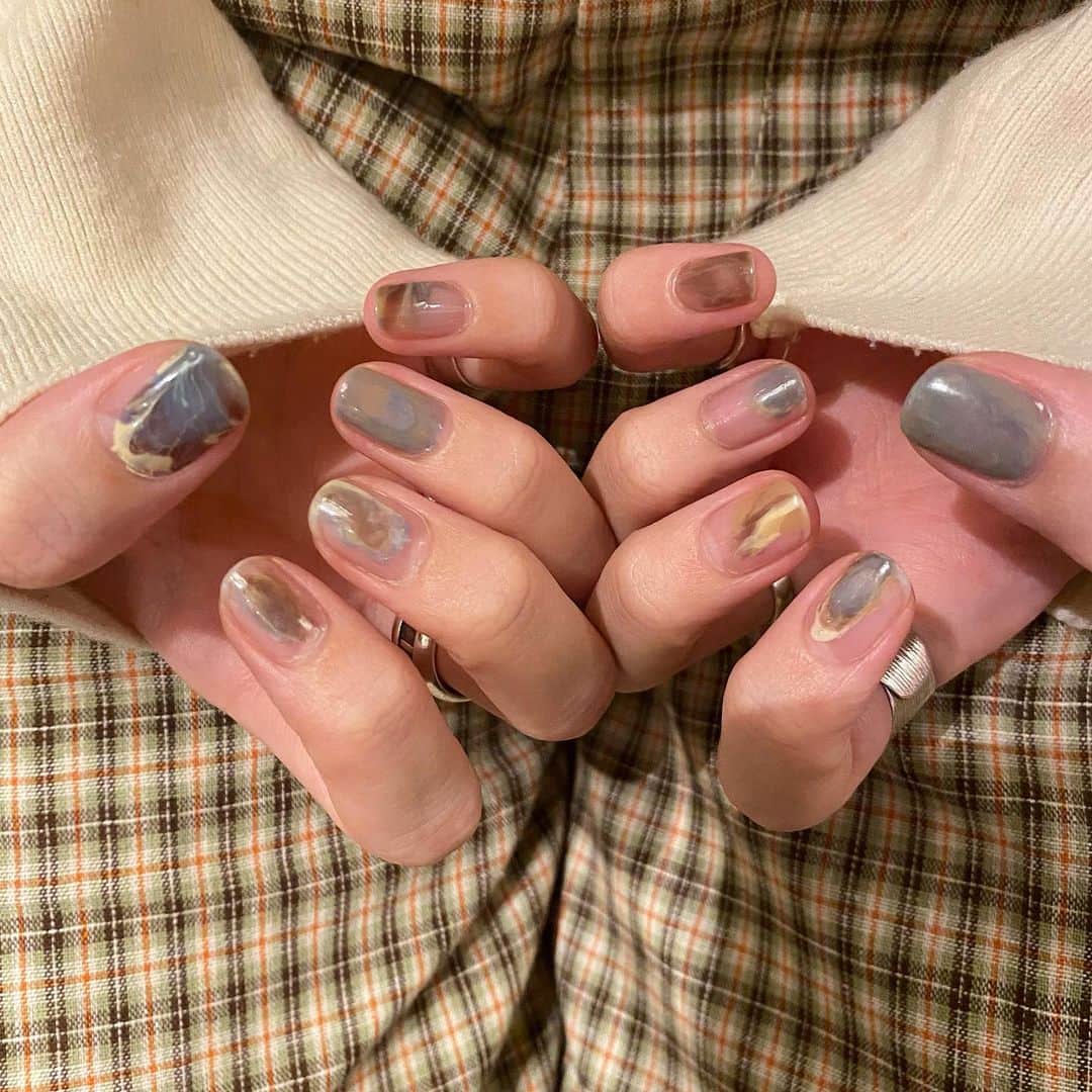 濱澤ゆうりのインスタグラム：「#セルフネイル 🎶天才やんこれは🎶ベタ塗り以外のネイルはじめてした🎶 #濱澤ねいる屋」