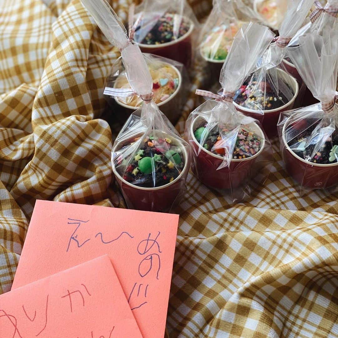美生のインスタグラム：「Happy Valentine's Day🍫﻿ ﻿ ﻿ ﻿ 一生懸命書いたお手紙を添えて…💌﻿ ﻿ ﻿ お友達のおうちで一緒におやつを食べて﻿ いい日曜日♡♡﻿ ﻿ ﻿ #happyvalentine﻿ #valentine﻿ #バレンタイン」
