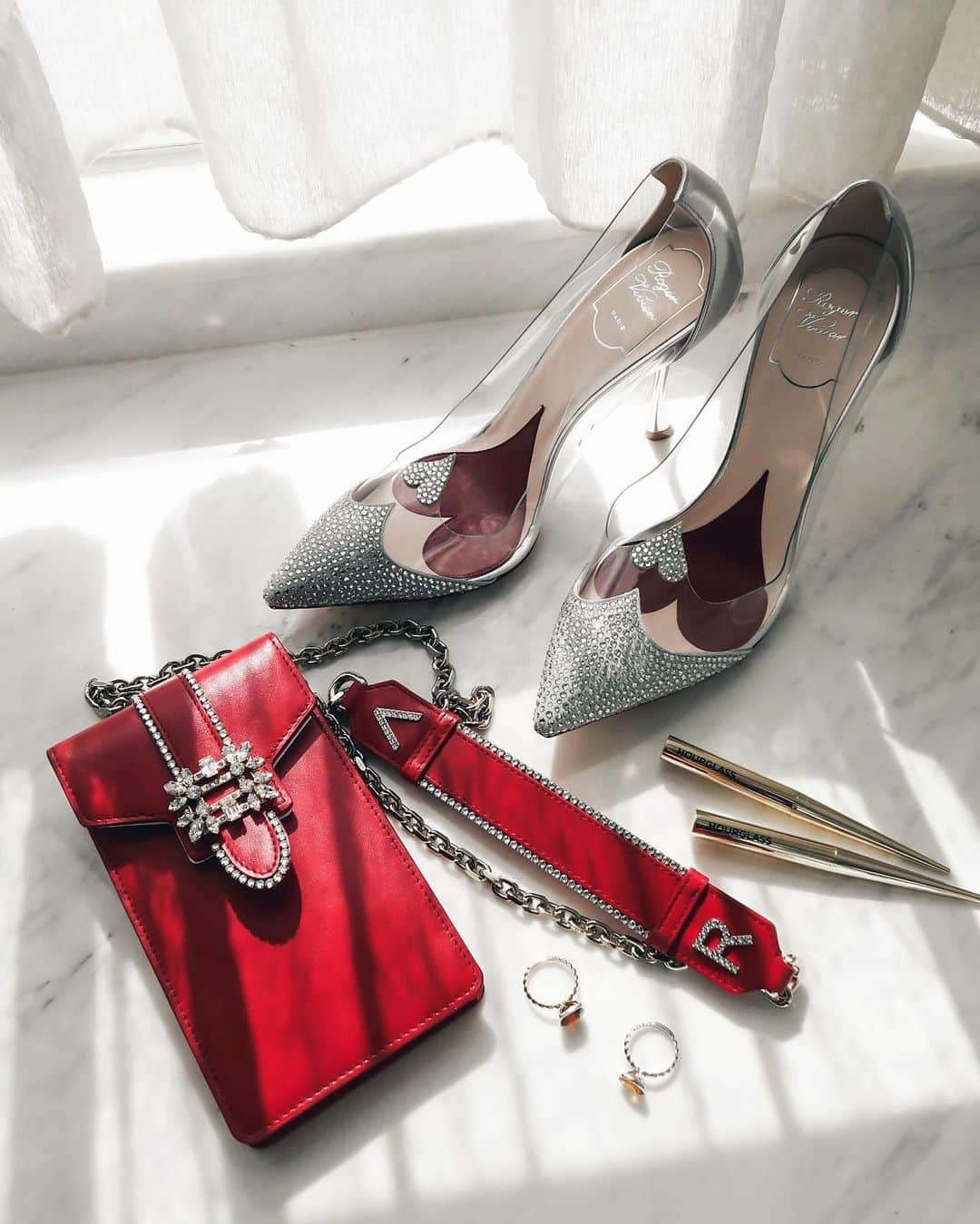 Ruby Kwanのインスタグラム：「Valentines’ Day vibe. ❤️ Swipe to see my favourite alphabet letter. 🥰 #happyvalentinesday2021 #rougecloset  @RogerVivier I Love Vivier crystal bumps by @gherardofelloni #RVSS21 #RogerVivier Miss Vivier pocket phone holder #CNY2021 #GherardoFelloni @hourglasscosmetics confession ultra slim refillable lipsticks #hourglasscosmetics @charmeti rings #charmeti」