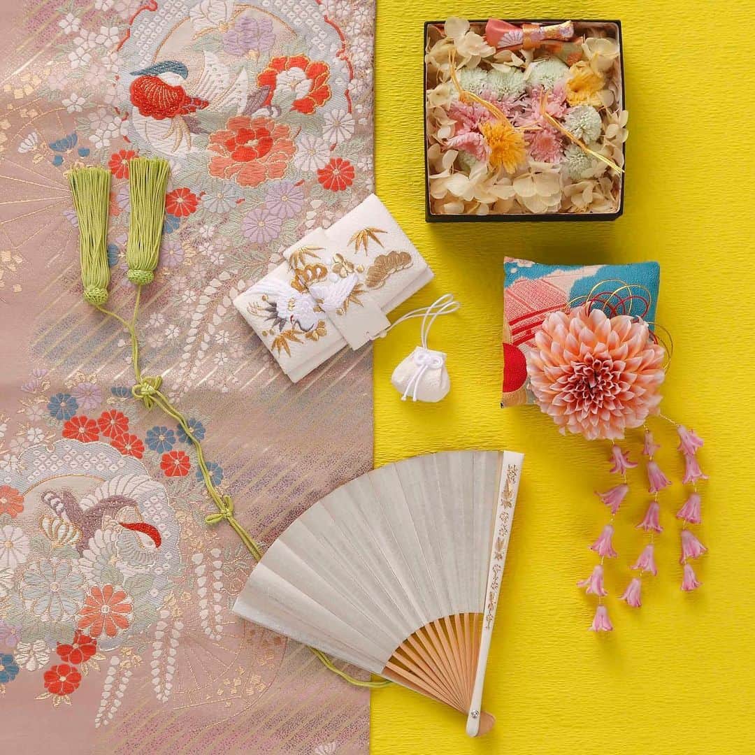 桜鶴苑のインスタグラム：「【小物でコーディネート】 最近の和装は小物のバリエーションも非常に多く、 花嫁さまお一人お一人に合わせて様々なコーディネートをご提案してます✨  お召しになる着物やなりたいイメージに合わせて、お選びくださいね😊  #桜鶴苑 なら毎週 #ブライダルフェア 開催中！ HPよりご予約・ご相談くださいませ ◎当日予約可能◎ 京都の観光名所『南禅寺』『平安神宮』の近く！ 地下鉄東西線蹴上駅 徒歩7分 お気軽にお電話くださいませ ☏075-771-4111  #結婚式 #挙式 #披露宴 #神前式 #人前式 #神社式 #和婚 #和装 #京都 #kyoto #京都結婚式 #京都婚 #京都神社 #神社仏閣 #白無垢 #色打掛 #京都前撮り #前撮り #大人婚 #少人数婚 #家族婚 #プレ花嫁 #卒花嫁 #結婚準備 #関西花嫁 #フォト婚 #料亭ウェディング」
