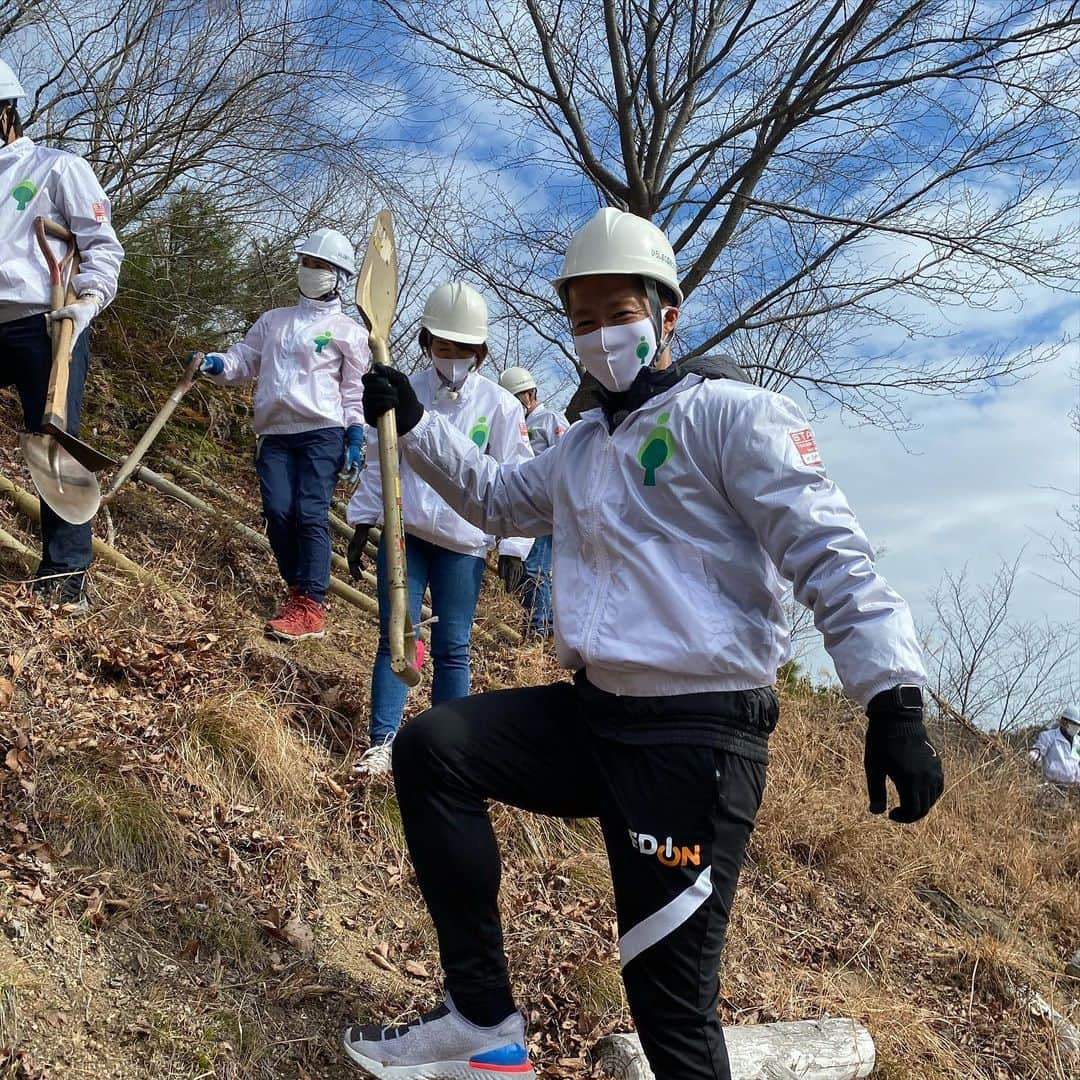 森崎浩司さんのインスタグラム写真 - (森崎浩司Instagram)「TEAM森づくり🌳 ボランティアの方々と協力して桜の木を植樹しましたー🌸  なんと今年の春には桜が咲くそうです🌸☺️  自分も関わらせていただいた桜の木がどのように咲いてくれるのか今から楽しみで仕方ありません😆  必ずこの春に咲く桜を確認しに行きたいと思いまーす桜🌸🌳🚘  #森づくり #桜の木 #２月14日 #バレンタインデー」2月14日 18時48分 - koji.morisaki77